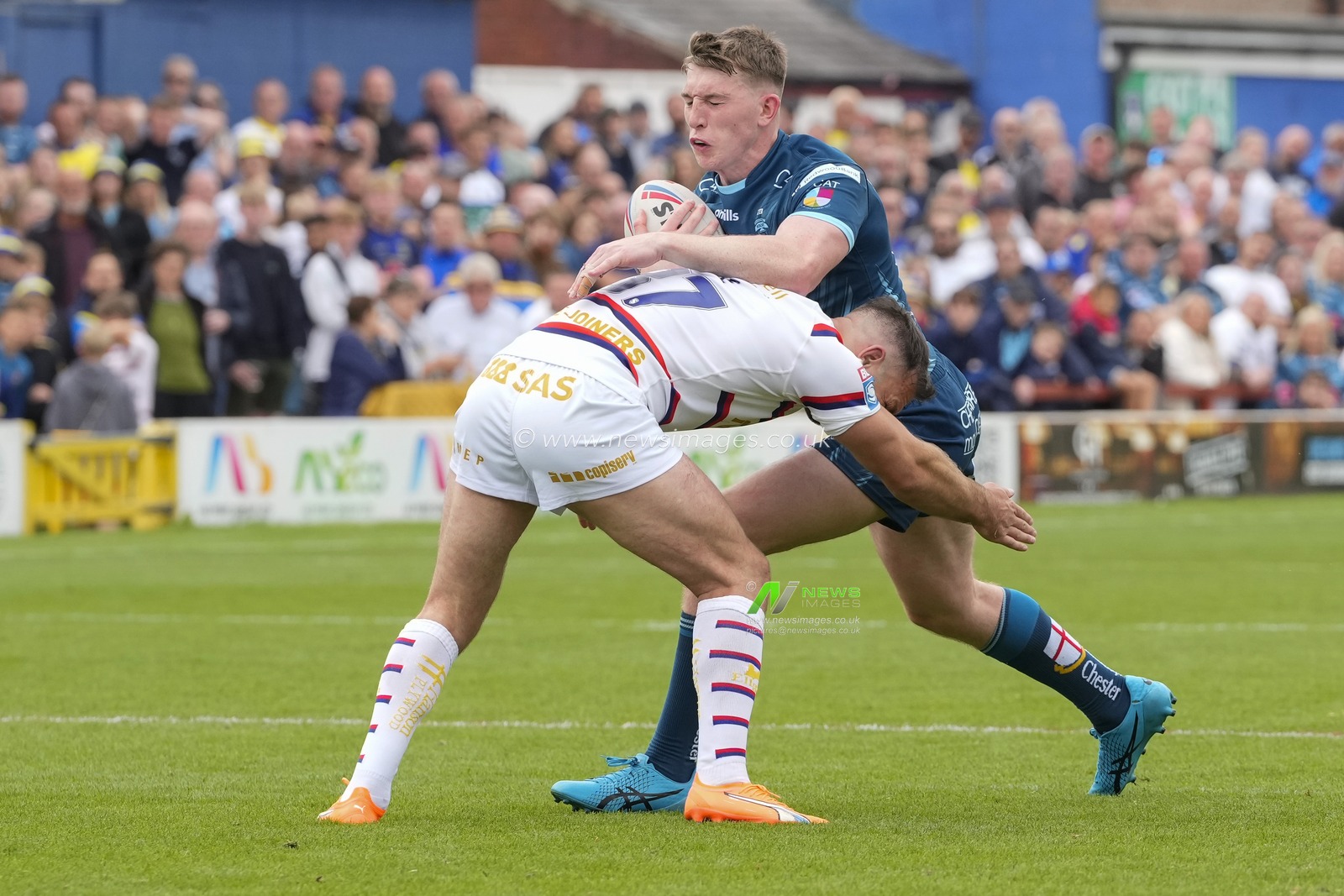 Matty Nicholson #12 of Warrington Wolves runs at Luke Gale #37 of Wakefield Trinity during the Betfred Super League Round 20 match Wakefield Trinity vs Warrington Wolves at The Be Well Support Stadium, Wakefield, United Kingdom, 30th July 2023

(Photo by Steve Flynn/News Images)