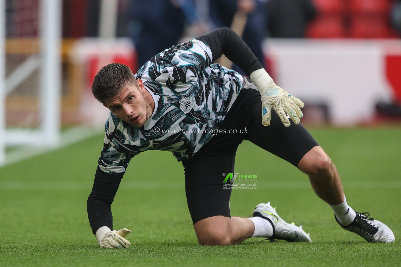 Nick Pope of Newcastle in the pregame warmup session during the Premier League match Nottingham Forest vs Newcastle United at City Ground, Nottingham, United Kingdom, 10th November 2024

(Photo by Alfie Cosgrove/News Images)