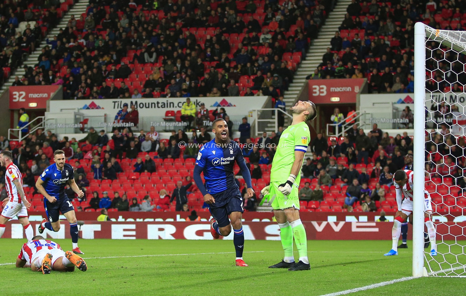 27th September 2019, Bet365 Stadium, Stoke-on-Trent, England; Sky Bet Championship, Stoke City v Nottingham Forest : Lewis Grabban (7) of Nottingham Forest celebrates scoring in. The 61st minute, 1-3 to Forest


Credit: Conor Molloy/News Images