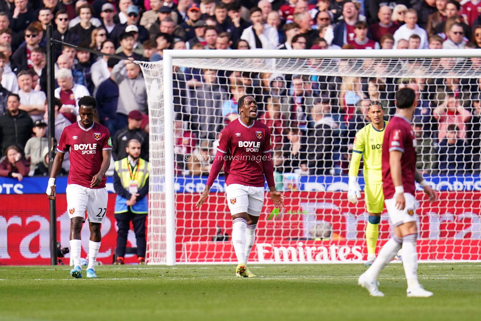 West Ham players after Leeds united make it 0-1 during the Emirates FA Cup Quarter-Final match West Ham United vs Leeds United at London Stadium, London, United Kingdom on 04 April 2026

(Photo by Harvey Murphy/News Images)