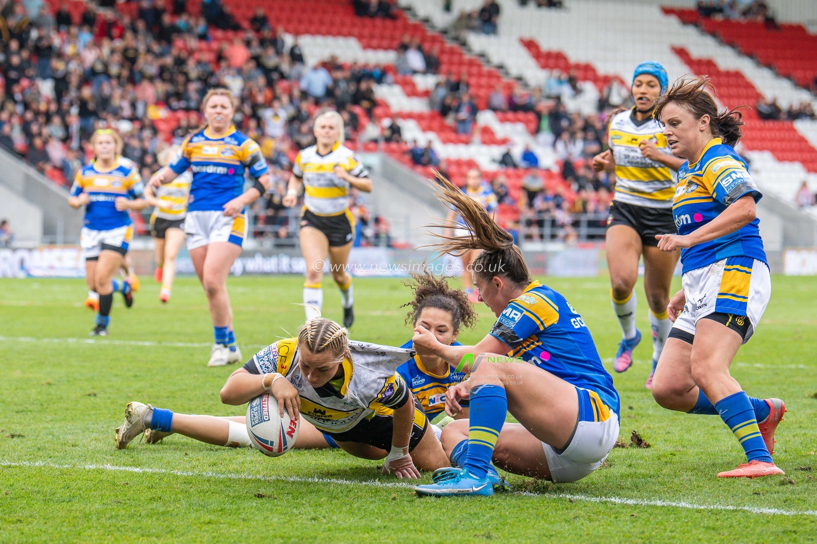 Sinead Peach of York City Knights Women goes over for a try during the Betfred Women's Super League Grand Final York CIty Knights Women vs Leeds Rhinos Women at Totally Wicked Stadium, St Helens, United Kingdom, 18th September 2022

(Photo by Craig Thomas/News Images)