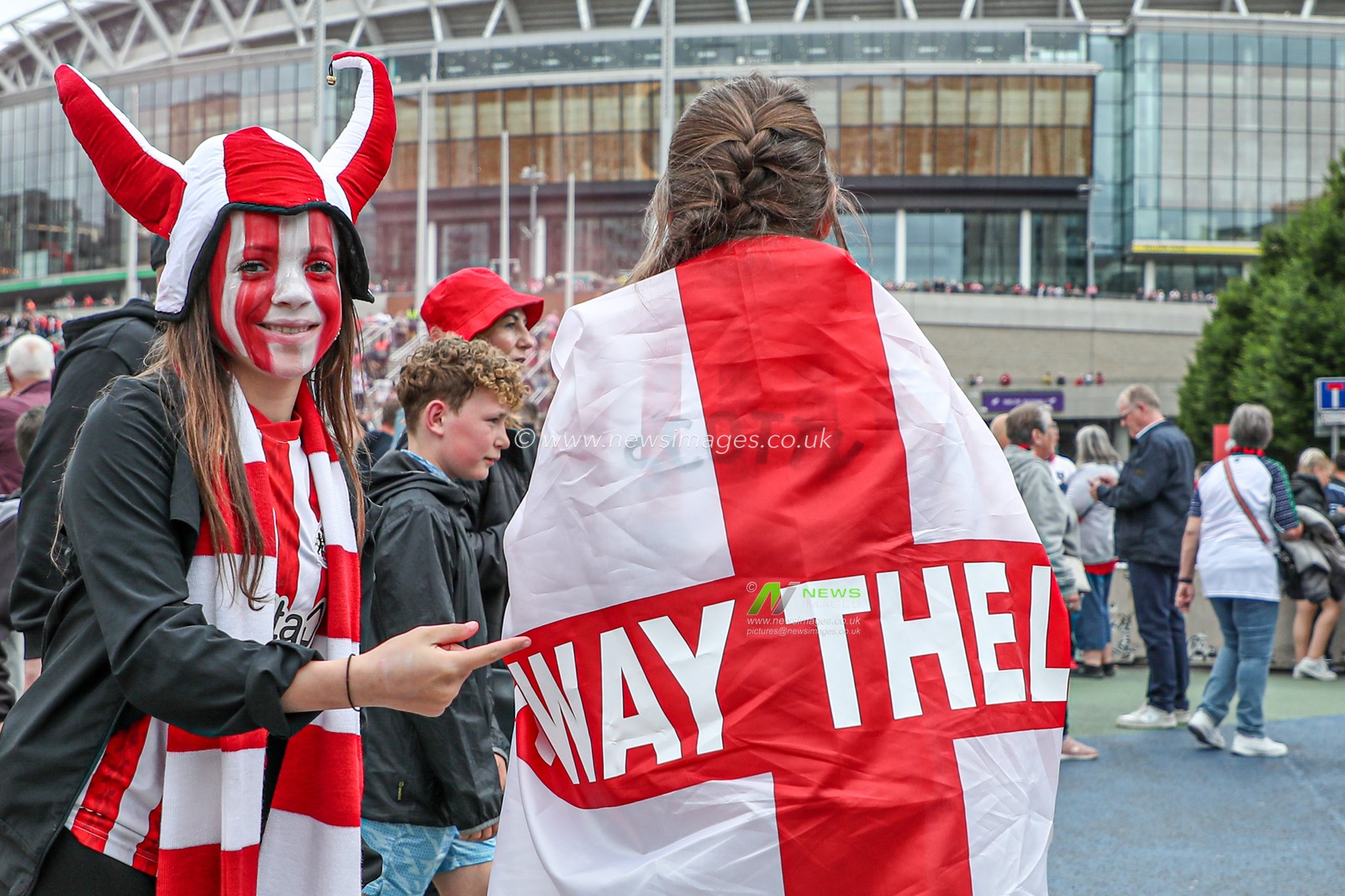 Sunderland fan points to friends howay the lads flag ahead of the Sky Bet Championship Playoff Final match Sheffield United vs Sunderland at Wembley Stadium, London, United Kingdom, 24th May 2025

(Photo by Izzy Poles/News Images)