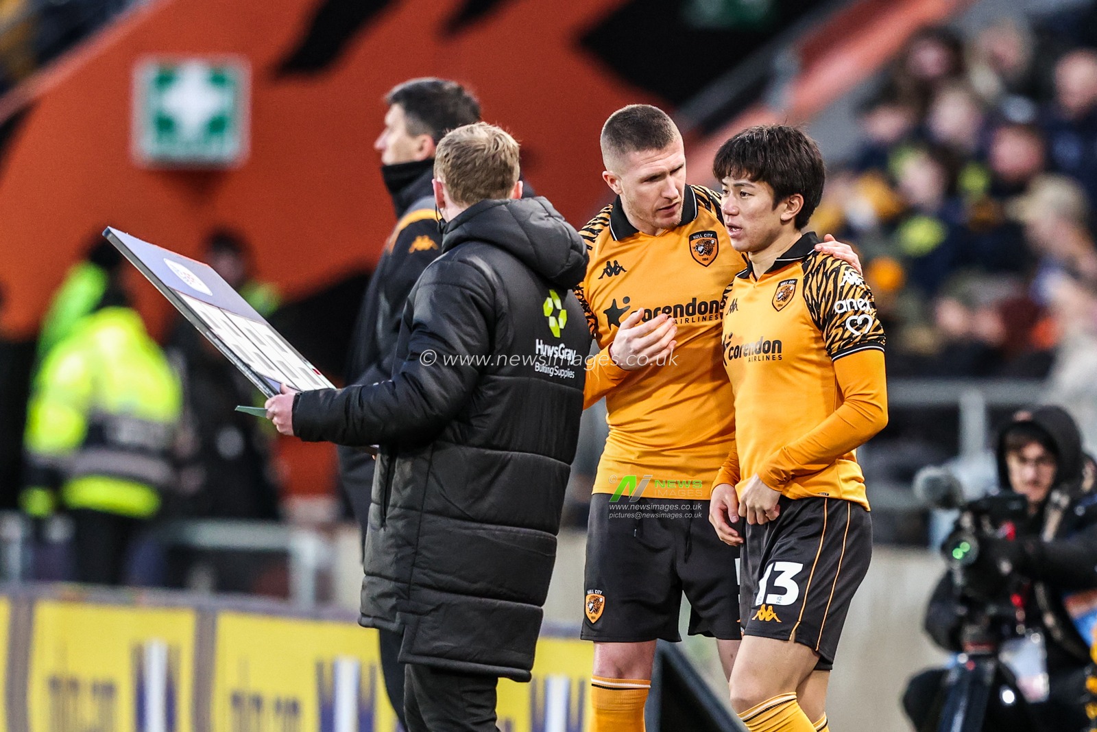 John Lundstram of Hull City gives instructions to Yu Hirakawa of Hull City during the Sky Bet Championship match Hull City vs Swansea City at MKM Stadium, Hull, United Kingdom on 24 January 2026

(Photo by Alfie Cosgrove/News Images)