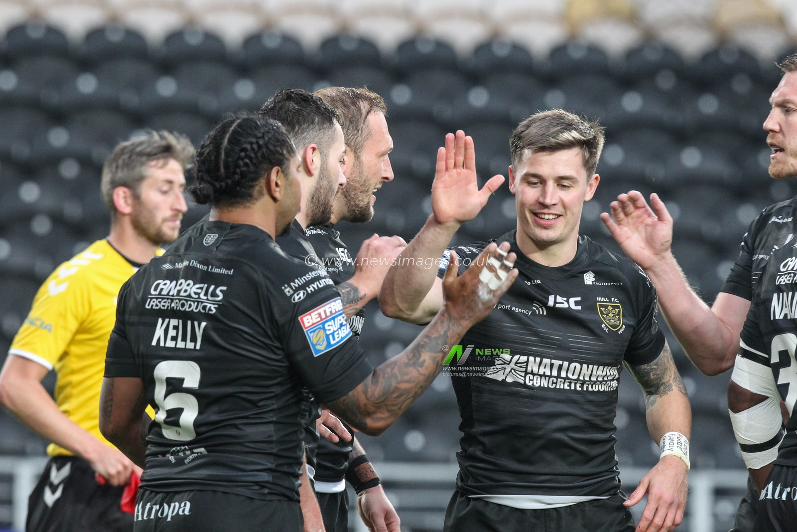 7th June 2019 , KCOM Stadium, Hull, England; Betfred Super League, Round 17, Hull FC vs Salford Red Devils ; Albert Kelly (6) of Hull FC celebrates his try with a high 5 with Jamie Shaul (1) 


Credit: David Greaves/News Images