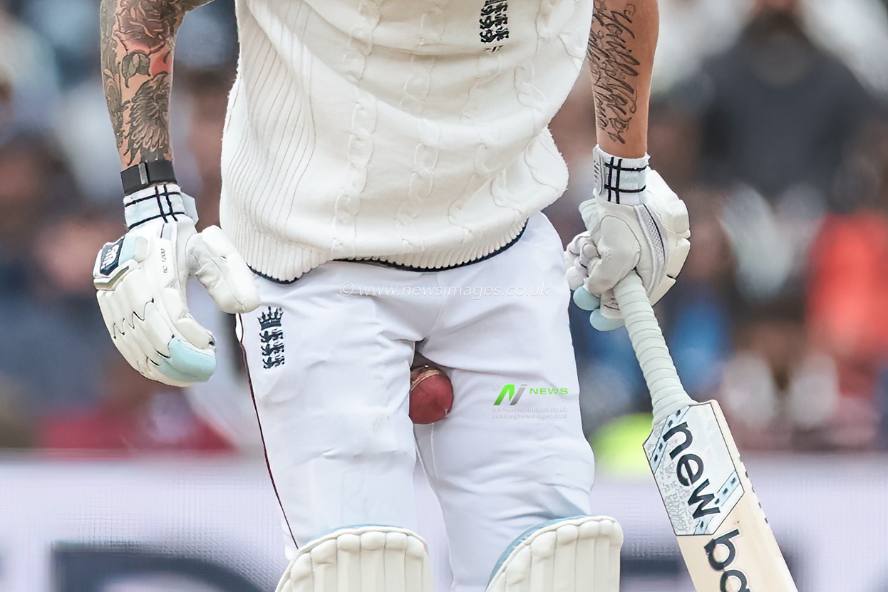 Brydon Carse of England catches the ball off Akash Deep of India high up between the legs during the 2nd Rothesay Test Match day 5 England v India at Edgbaston, Birmingham, United Kingdom, 6th July 2025

(Photo by Mark Cosgrove/News Images)