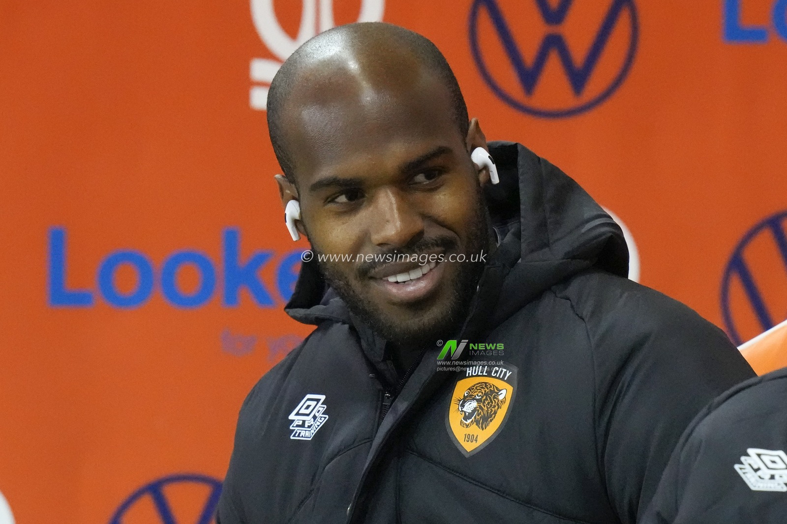 Ã“scar EstupiÃ±Ã¡n #19 of Hull City before the Sky Bet Championship match Blackpool vs Hull City at Bloomfield Road, Blackpool, United Kingdom, 19th October 2022

(Photo by Steve Flynn/News Images)