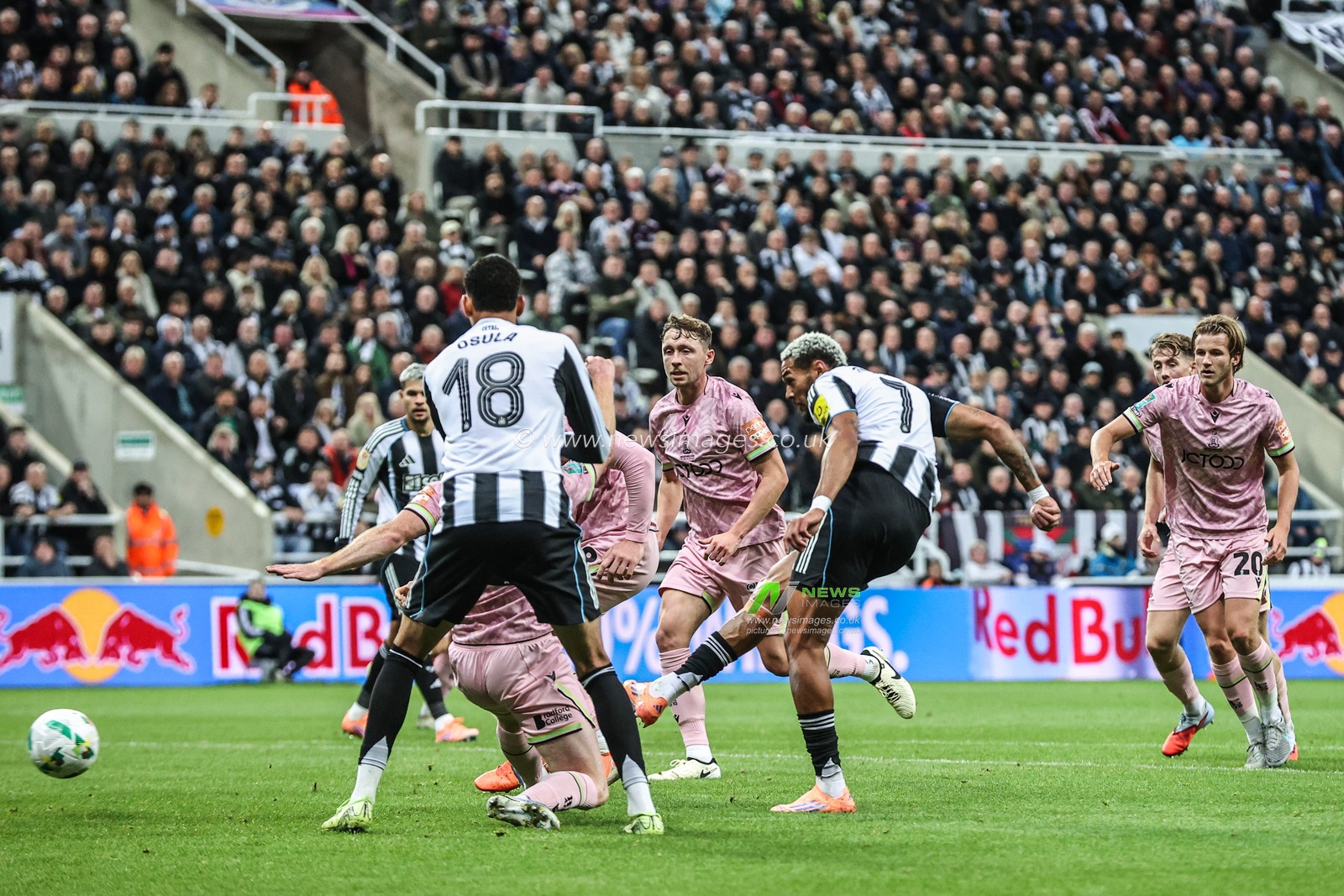 Joelinton of Newcastle Untied scores to make it 1-0 during the Carabao Cup Round 3 match Newcastle United vs Bradford City at St. James's Park, Newcastle, United Kingdom, 24th September 2025

(Photo by Alfie Cosgrove/News Images)