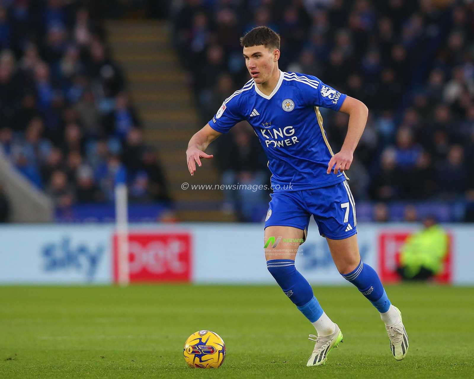 Cesare Casadei of Leicester City in action during the Sky Bet Championship match Leicester City vs Huddersfield Town at King Power Stadium, Leicester, United Kingdom, 1st January 2024

(Photo by Gareth Evans/News Images)