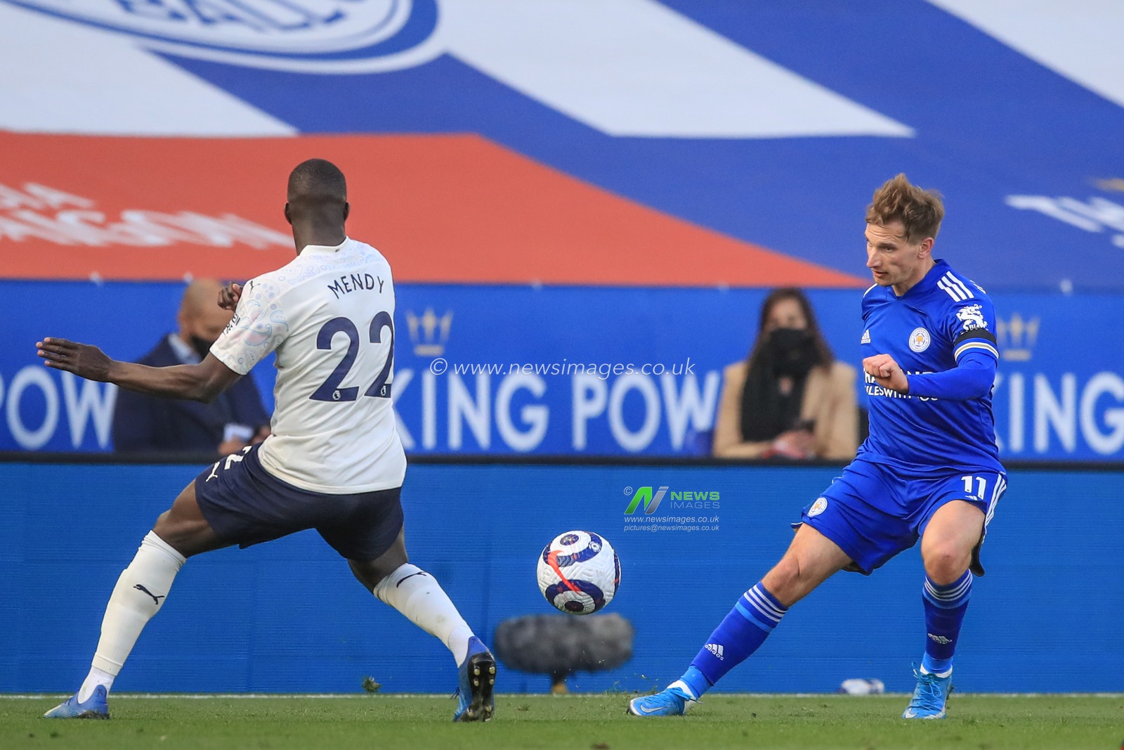 Marc Albrighton #11 of Leicester City crosses the ball under pressur from Benjamin Mendy #22 of Manchester City
