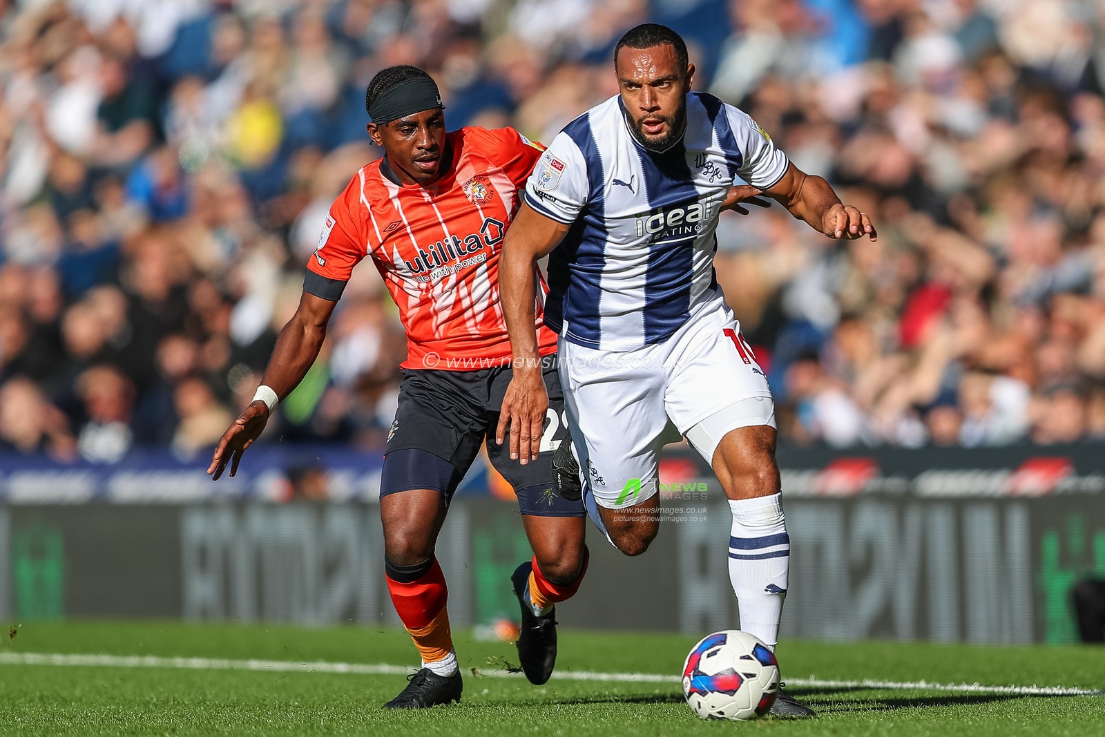 Amariâ€™i Bell #29 of Luton Town and Matt Phillips #10 of West Bromwich Albion battle for the ball during the Sky Bet Championship match West Bromwich Albion vs Luton Town at The Hawthorns, West Bromwich, United Kingdom, 8th October 2022

(Photo by Gareth Evans/News Images)
