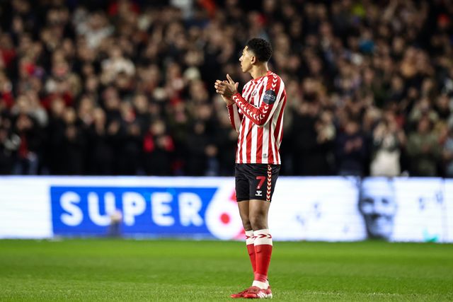Jobe Bellingham of Sunderland applauds as players officials and fans hold a minutes applause to remember 4 year old Jaxon Knowles who sadly passed awayduring the Sky Bet Championship match Sheffield Wednesday vs Sunderland at Hillsborough, Sheffield, United Kingdom, 28th February 2025

(Photo by Mark Cosgrove/News Images)