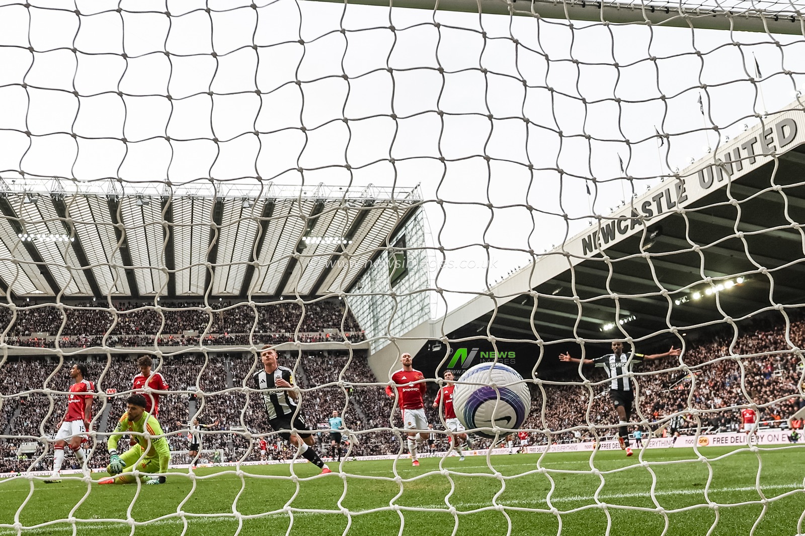 Harvey Barnes of Newcastle United scores to make it 3-1 during the Premier League match Newcastle United vs Manchester United at St. James's Park, Newcastle, United Kingdom, 13th April 2025

(Photo by Mark Cosgrove/News Images)