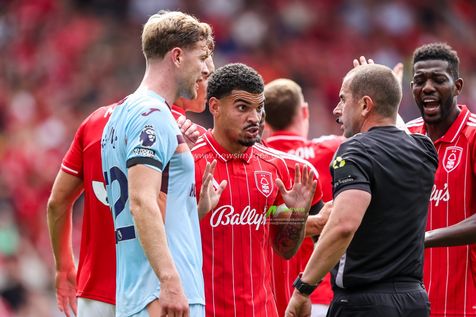 Morgan Gibbs-White of Nottingham Forest speaks to Referee Peter Banks during the Premier League match Nottingham Forest vs Brentford at City Ground, Nottingham, United Kingdom, 17th August 2025

(Photo by Alfie Cosgrove/News Images)