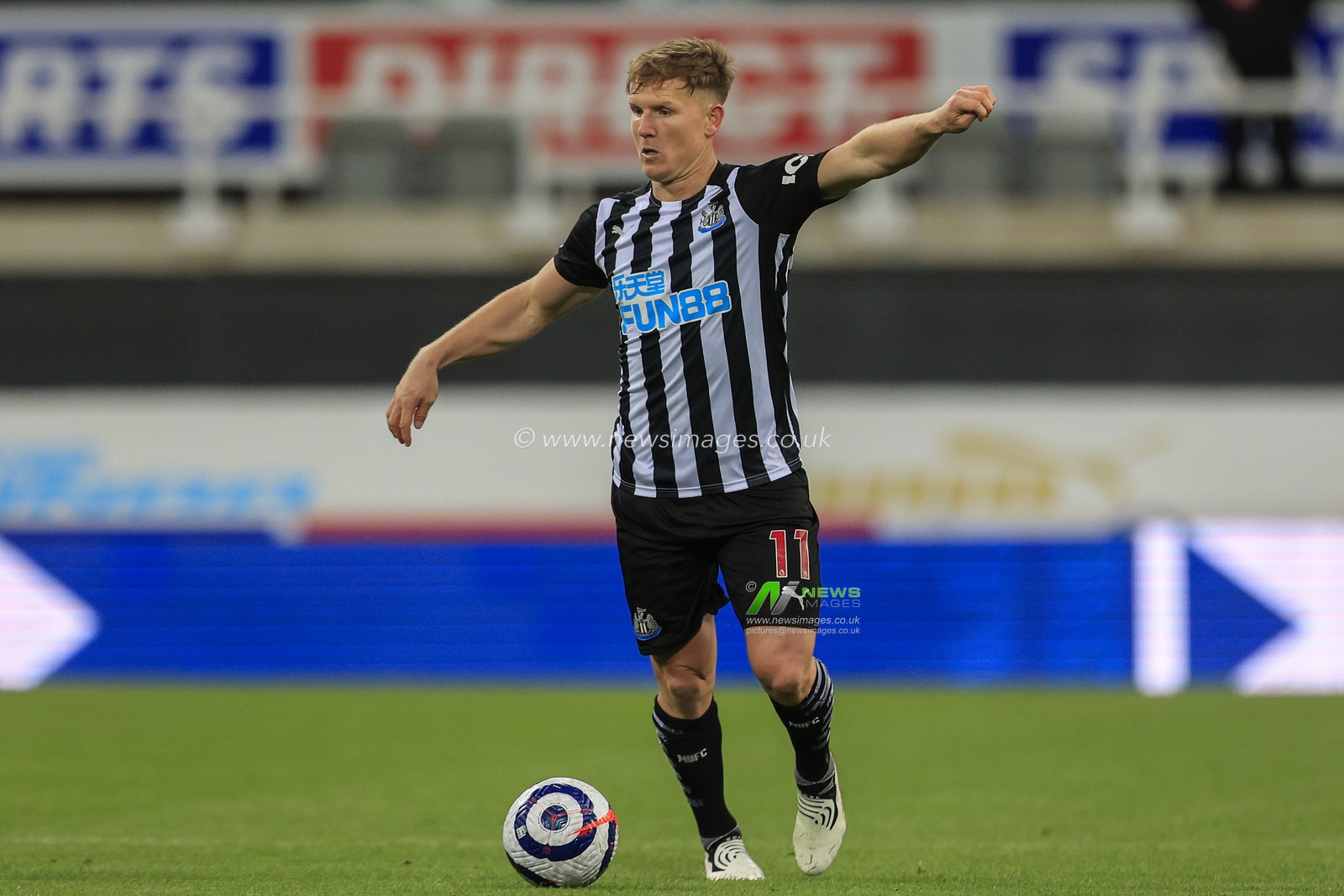 Matt Ritchie #11 of Newcastle United in possession of the ball