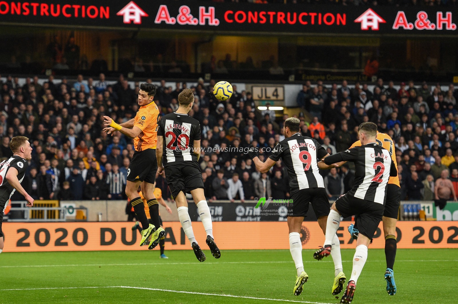 11th January 2020, Molineux, Wolverhampton, England; Premier League, Wolverhampton Wanderers v Newcastle United : Leander Dendoncker (32) of Wolverhampton Wanderers head the goal to make it 1-1

Credit: Richard Long/News Images