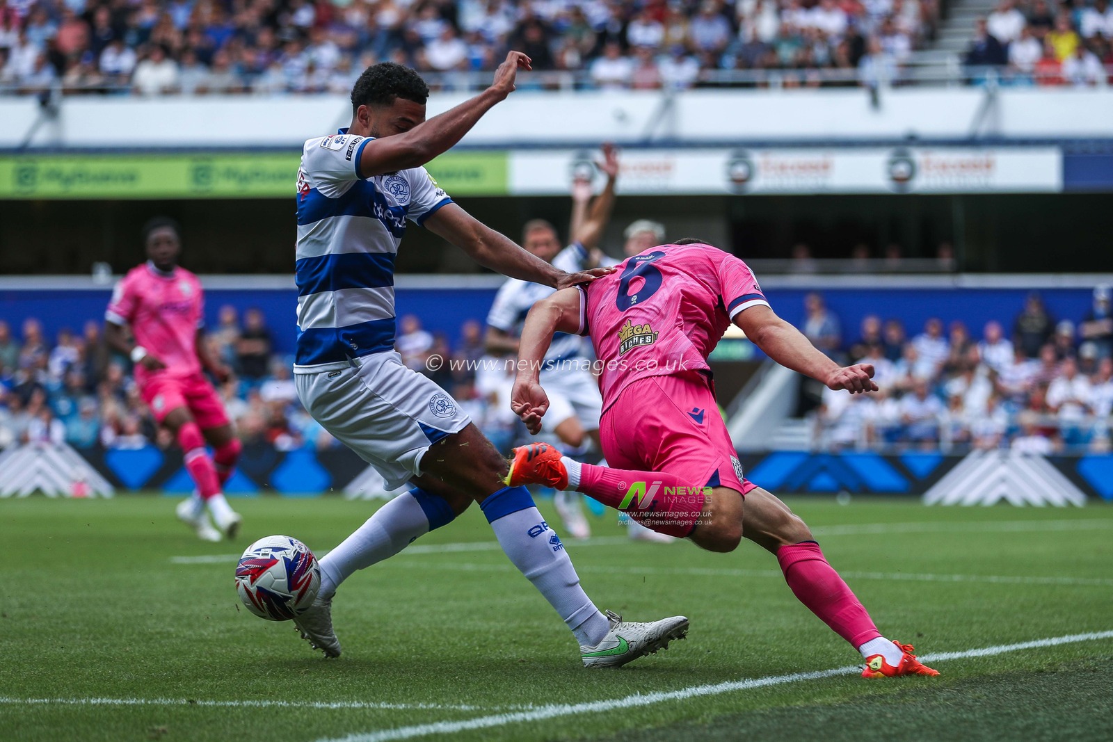 Jayson Molumby of West Bromwich Albion battles for the ball with Jake Clarke-Salter of Queens Park Rangers during the Sky Bet Championship match Queens Park Rangers vs West Bromwich Albion at Kiyan Prince Foundation Stadium, London, United Kingdom, 10th August 2024

(Photo by Izzy Poles/News Images)