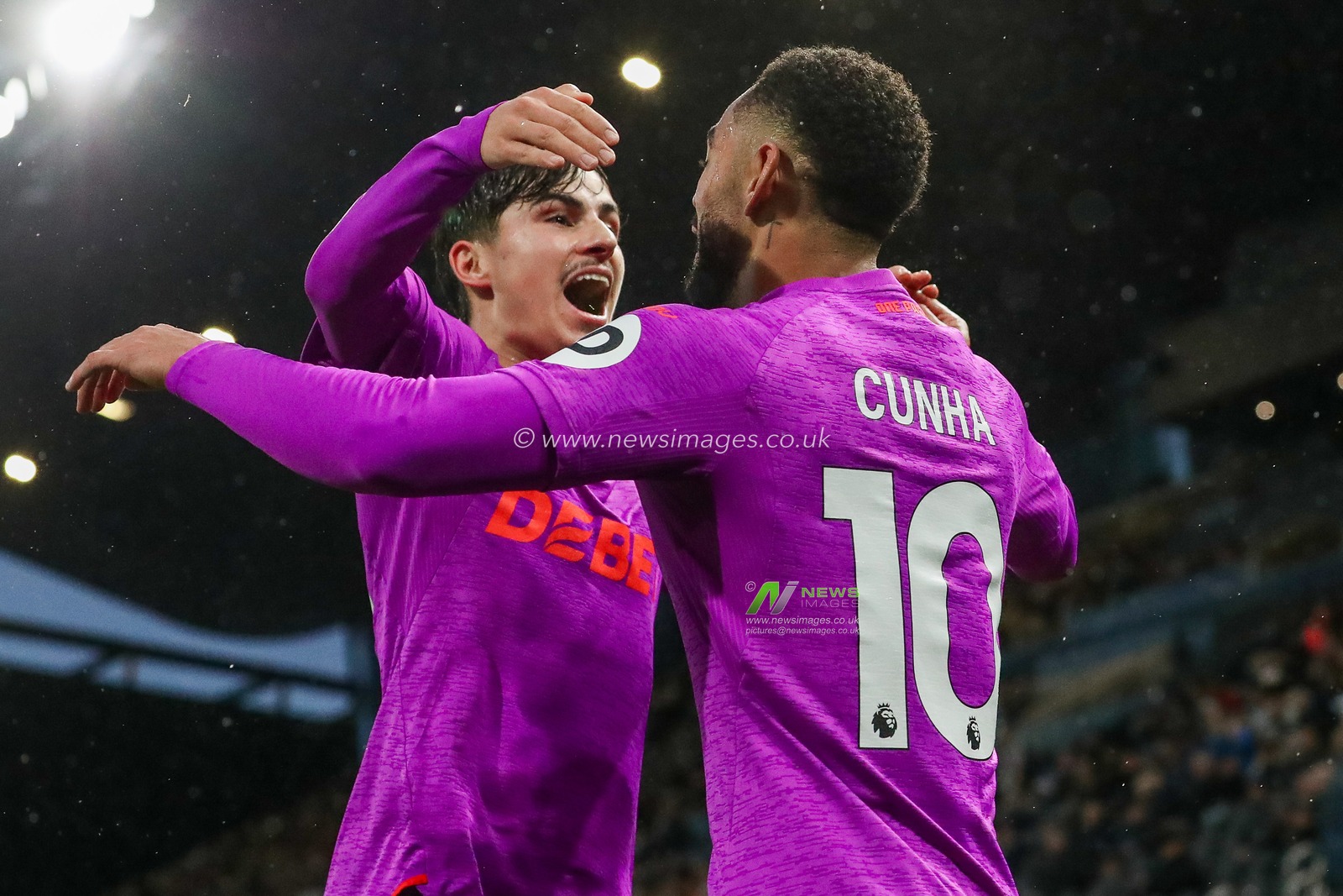 Matheus Cunha of Wolverhampton Wanderers celebrates his goal with Rodrigo Gomes to make it 1-1 during the Premier League match Fulham vs Wolverhampton Wanderers at Craven Cottage, London, United Kingdom, 23rd November 2024

(Photo by Izzy Poles/News Images)