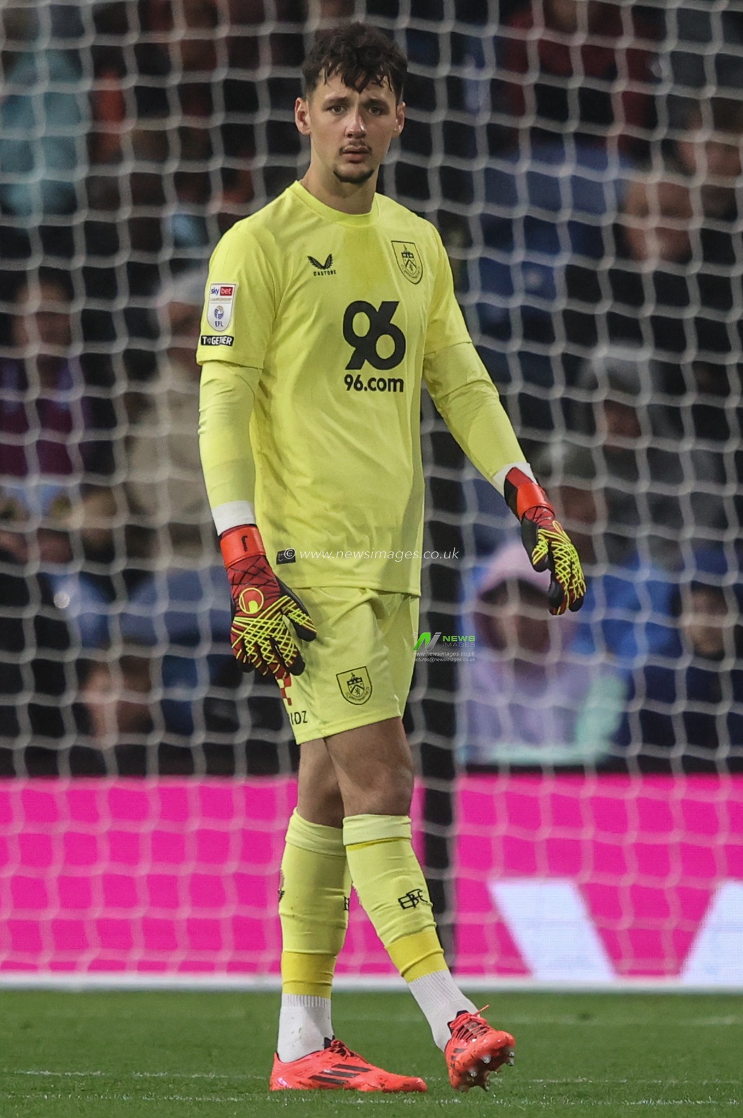 James Trafford of Burnley during the Sky Bet Championship match Burnley vs Plymouth Argyle at Turf Moor, Burnley, United Kingdom, 1st October 2024

(Photo by Alfie Cosgrove/News Images)