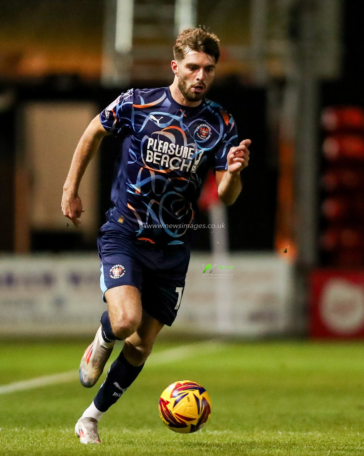 Tom Bloxhan of Blackpool runs with the ball during the Sky Bet League 1 match Lincoln City vs Blackpool at Gelder Group Sincil Bank Stadium, Lincoln, United Kingdom, 28th January 2025

(Photo by Izzy Poles/News Images)