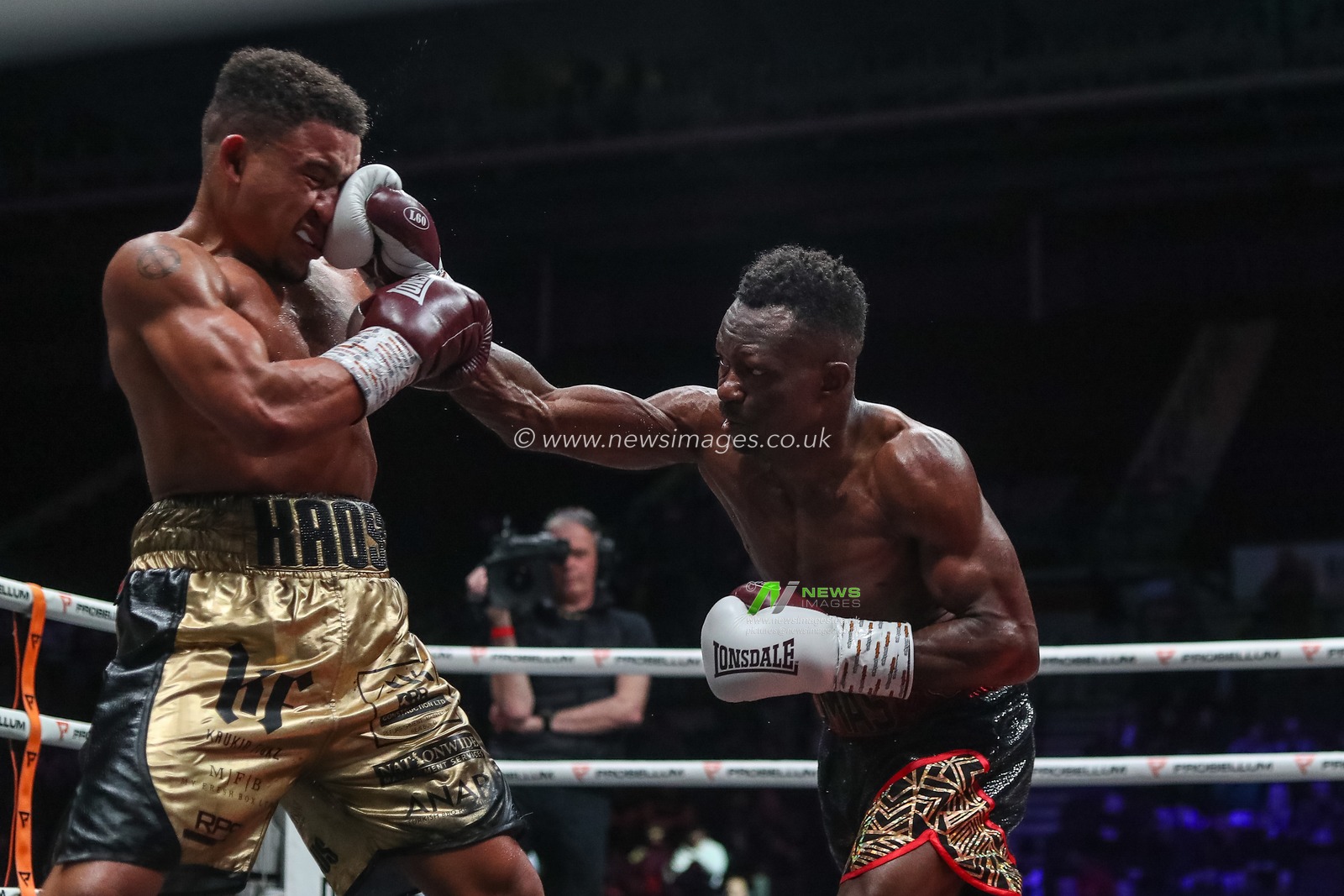 Thomas Essomba lands a jab on Marcel Braithwaite in the Thomas Essomba vs Marcel Braithwaite fight at the Sunny Edwards vs Felix Alvarado card at Utilita Arena, Sheffield, United Kingdom, 11th November 2022

(Photo by Gareth Evans/News Images)