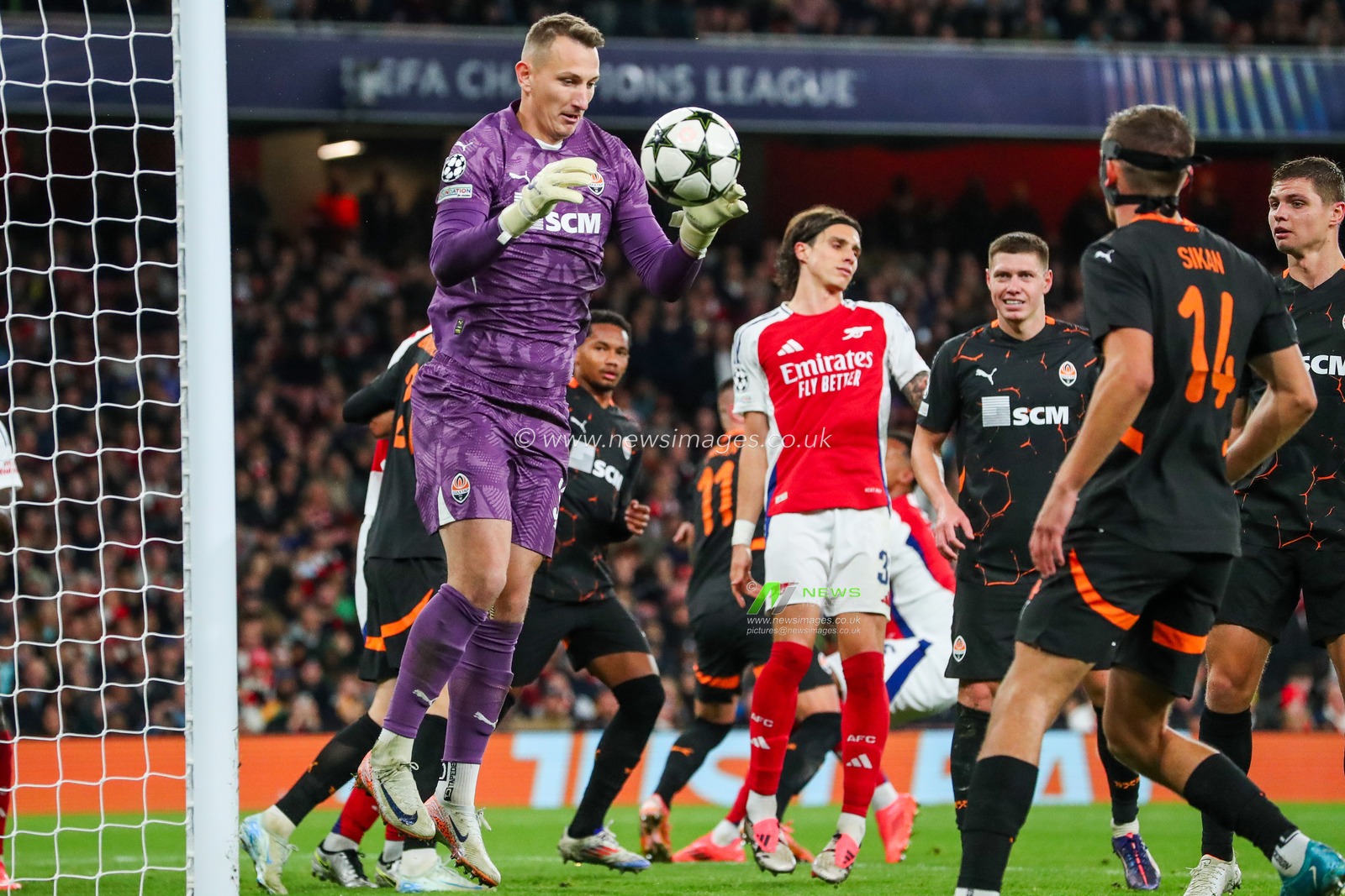 Dmytro Riznyk of Shakhtar Donetsk makes a save during the UEFA Champions League, League Stage Arsenal vs FC Shakhtar Donetsk at Emirates Stadium, London, United Kingdom, 22nd October 2024

(Photo by Izzy Poles/News Images)