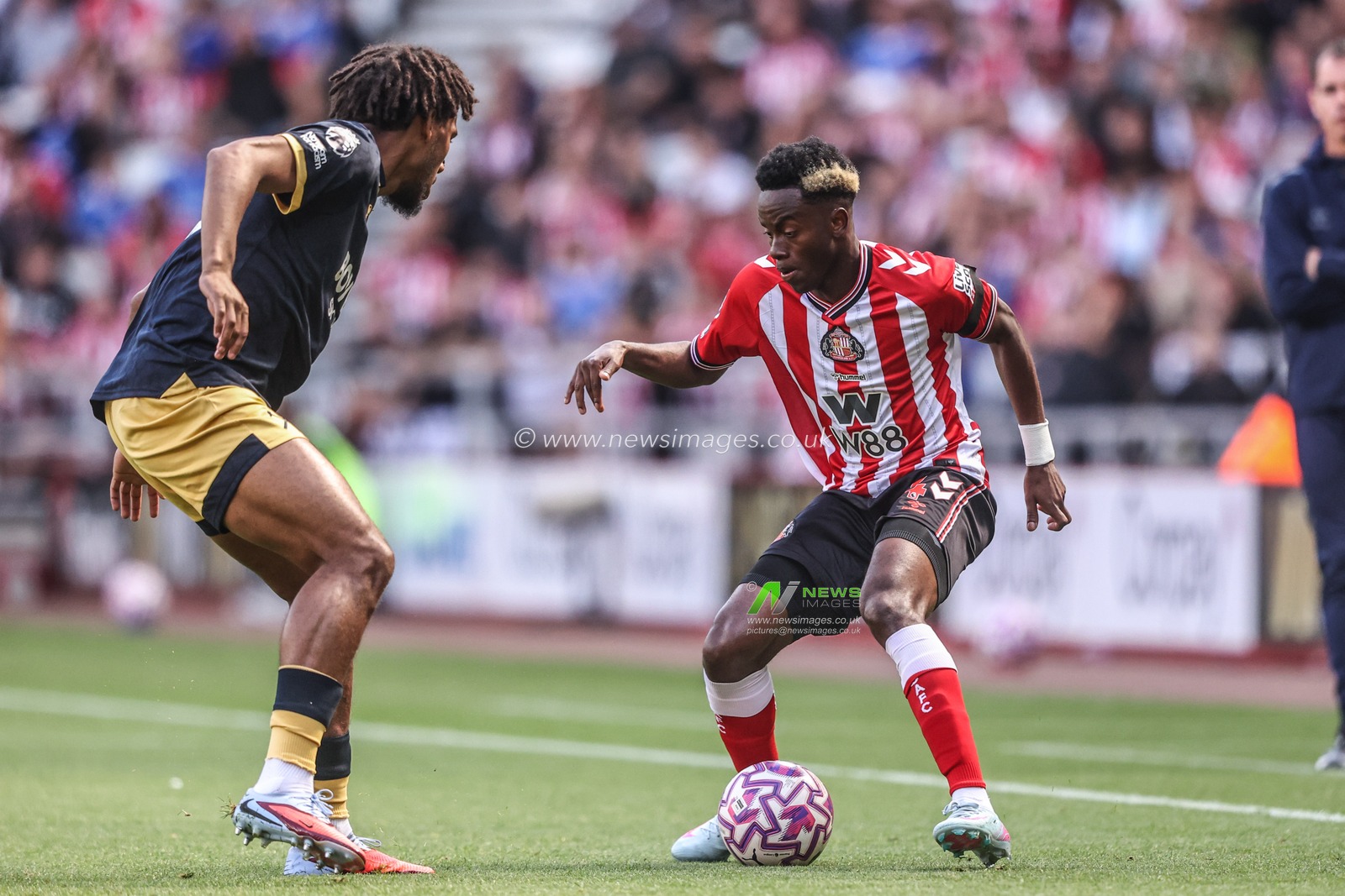 Simon Adingra of Sunderland in action during the Premier League match Sunderland vs West Ham United at Stadium Of Light, Sunderland, United Kingdom, 16th August 2025

(Photo by Alfie Cosgrove/News Images)