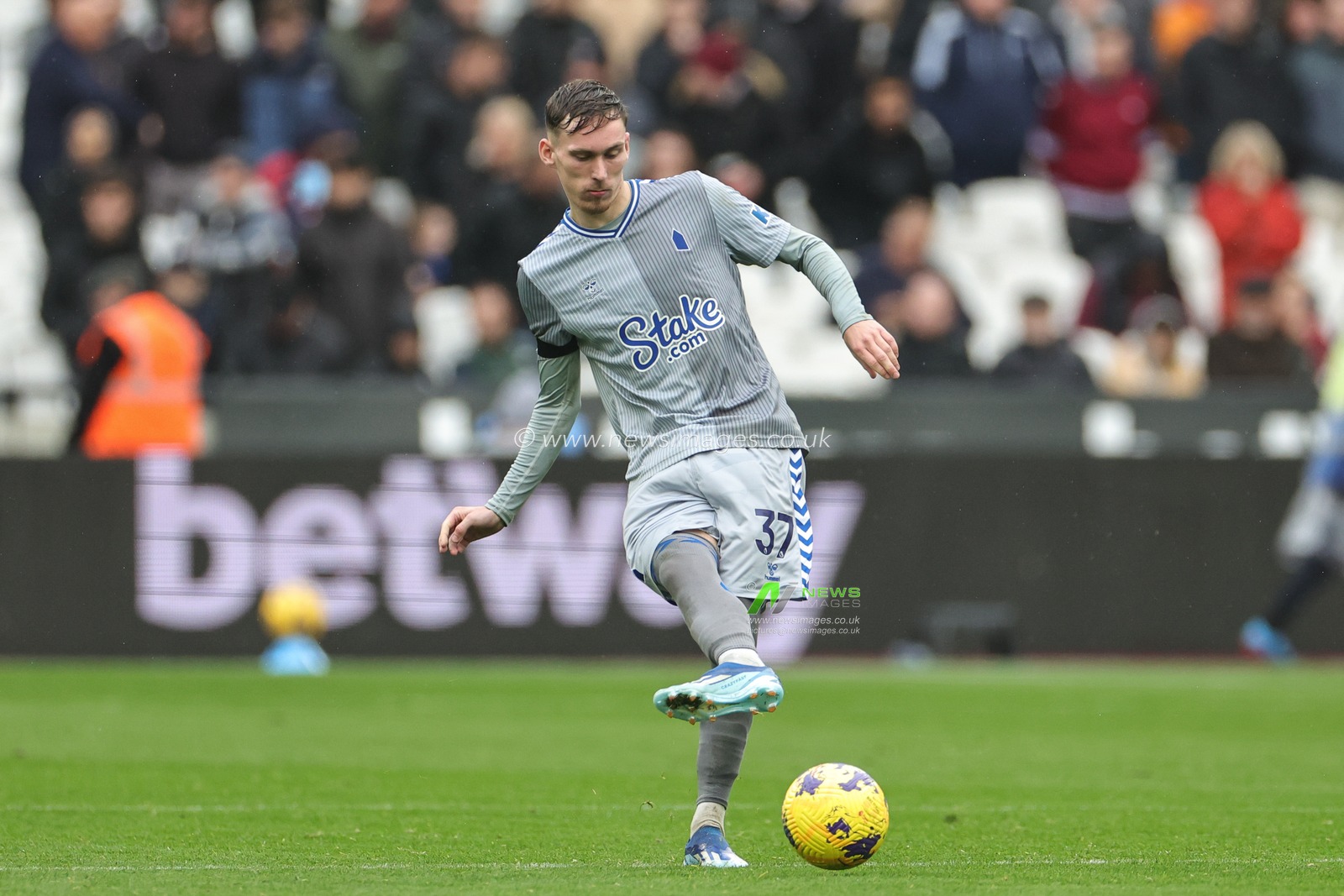 James Garner #37 of Everton gets the second half underway during the Premier League match West Ham United vs Everton at London Stadium, London, United Kingdom, 29th October 2023

(Photo by Mark Cosgrove/News Images)