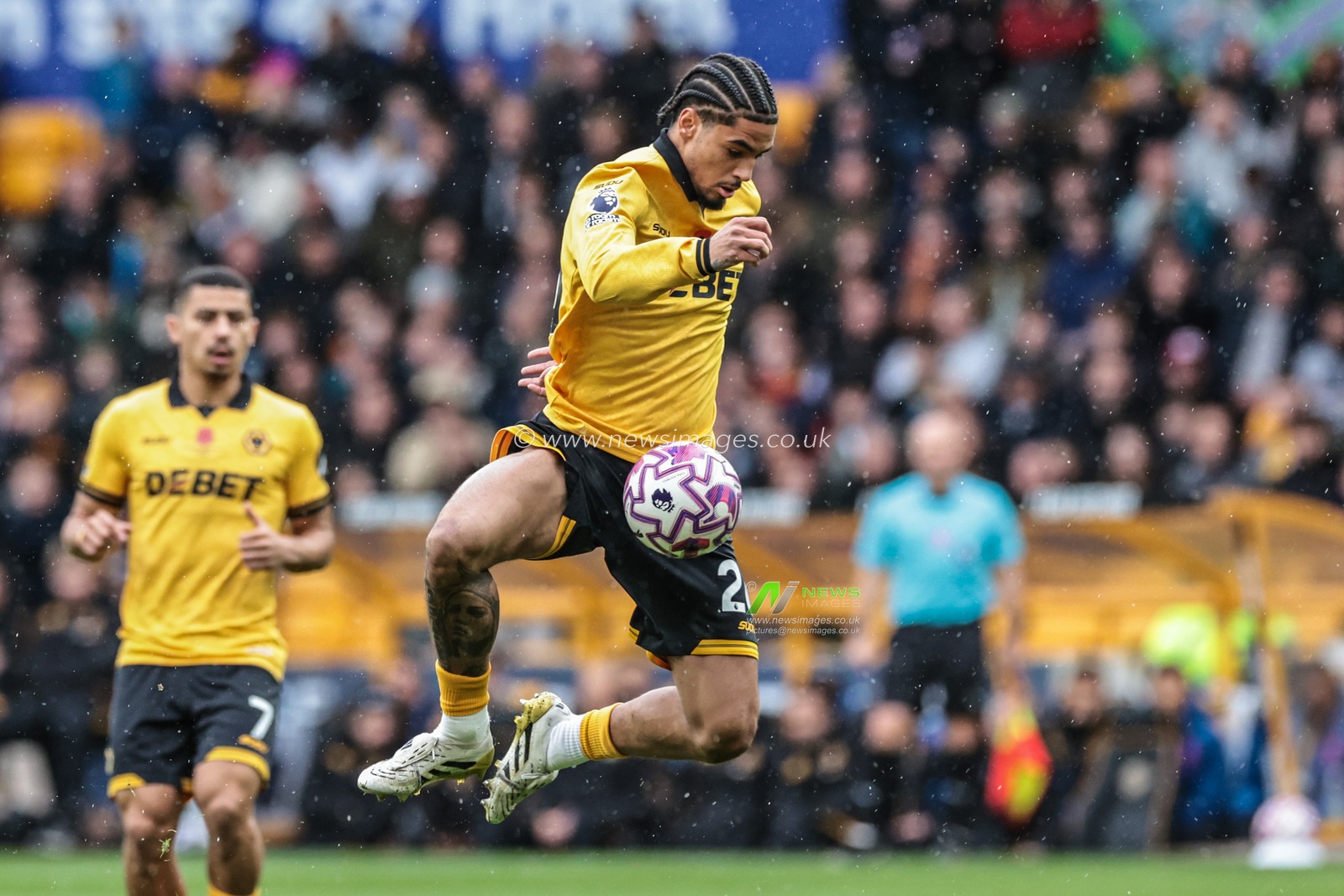 Ki-Jana Hoever of Wolverhampton Wanderers controls the ball during the Premier League match Wolverhampton Wanderers vs Burnley at Molineux, Wolverhampton, United Kingdom, 26th October 2025

(Photo by Mark Cosgrove/News Images)