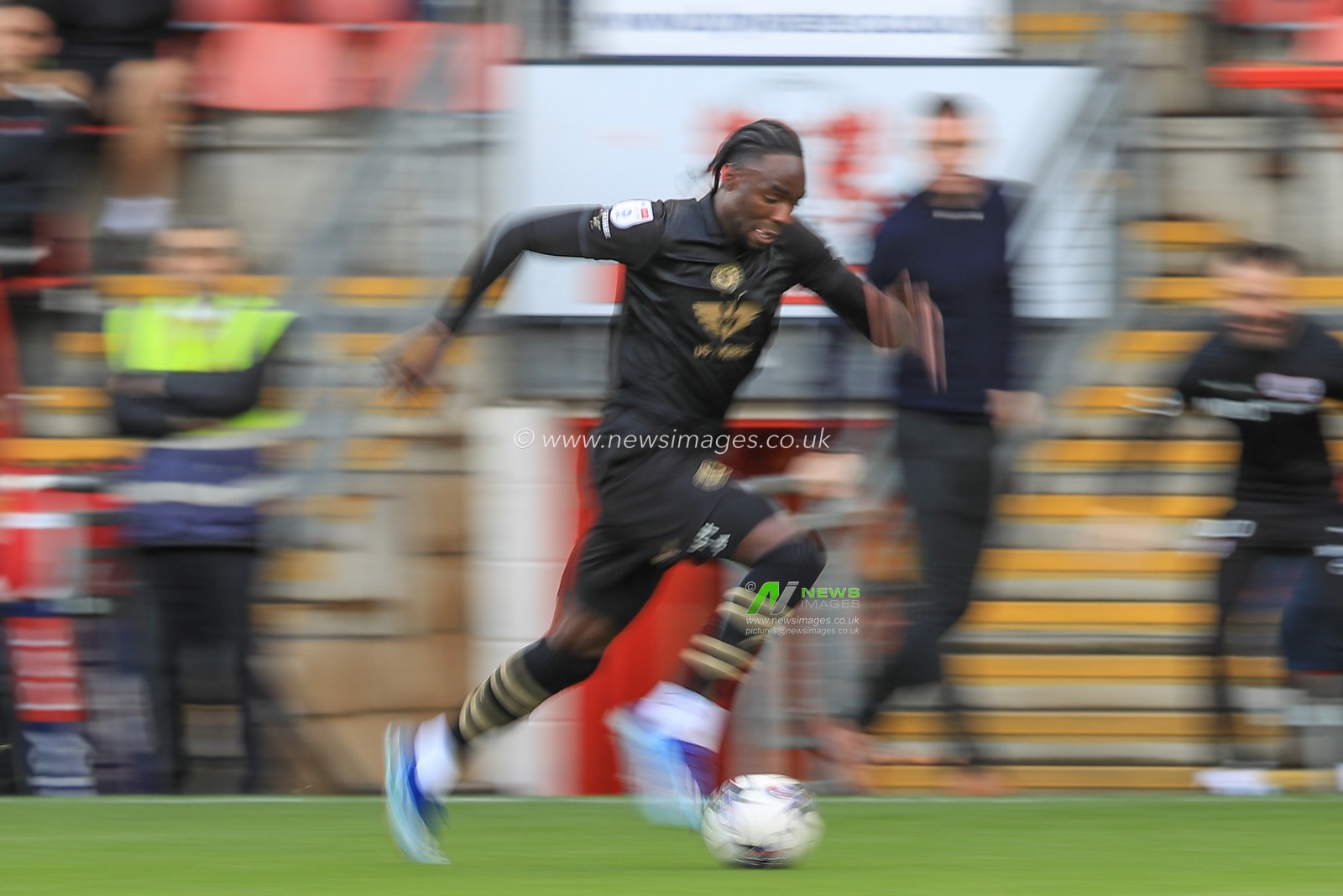 Devante Cole #44 of Barnsley breaks with the ball during the Sky Bet League 1 match Leyton Orient vs Barnsley at Matchroom Stadium, London, United Kingdom, 21st October 2023

(Photo by Alfie Cosgrove/News Images)