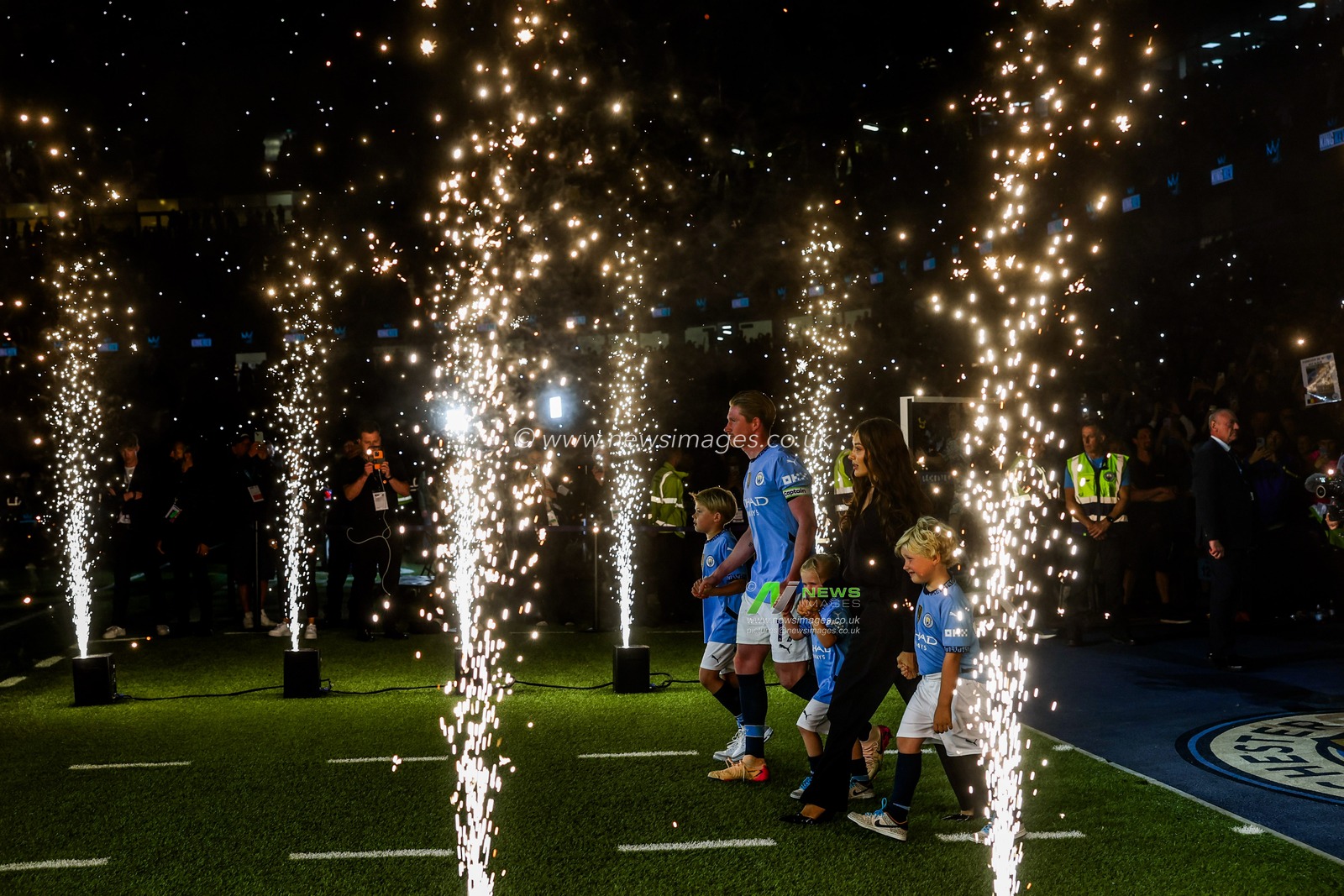 Kevin De Bruyne of Manchester City walks out in a guard of honour with his family following the Premier League match Manchester City vs Bournemouth at Etihad Stadium, Manchester, United Kingdom, 20th May 2025

(Photo by Mark Cosgrove/News Images)