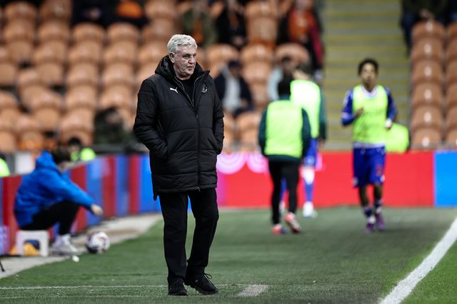 Steve Bruce manager of Blackpool looks on during the Sky Bet League 1 match Blackpool vs Reading at Bloomfield Road, Blackpool, United Kingdom, 1st April 2025

(Photo by Mark Cosgrove/News Images)