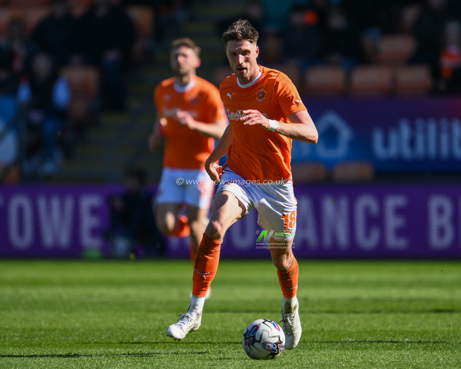 Jake Beesley of Blackpool makes a break with the ball during the Sky Bet League 1 match Blackpool vs Barnsley at Bloomfield Road, Blackpool, United Kingdom, 20th April 2024

(Photo by Craig Thomas/News Images)