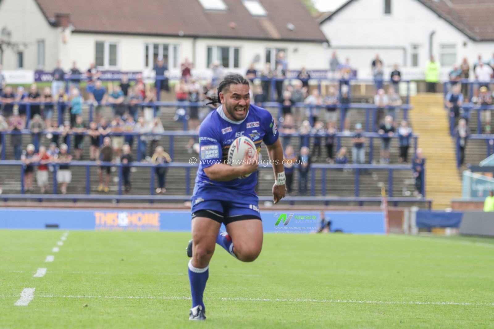 30th June 2019 , Emerald Headingley Stadium, England; Betfred Super League, Round 20, Leeds Rhinos vs Catalans Dragons ; Konrad Hurrell (4) of Leeds Rhinos makes a solo run for a try 


Credit: Mark Cosgrove/News Images