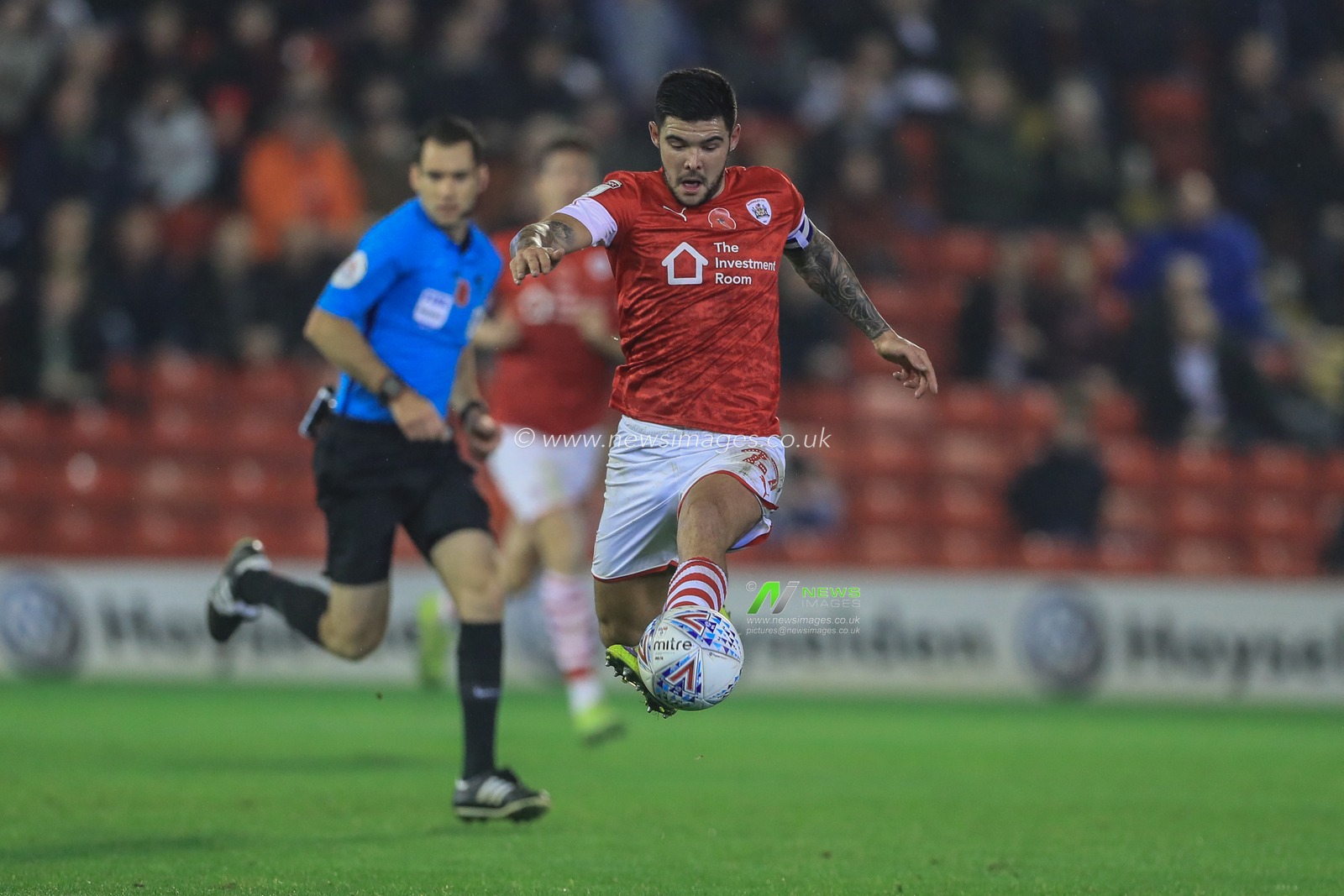 1st November 2019, Oakwell, Barnsley, England; Sky Bet Championship, Barnsley v Bristol City : Alex Mowatt (27) of Barnsley controls the ball 

Credit: Mark Cosgrove/News Images