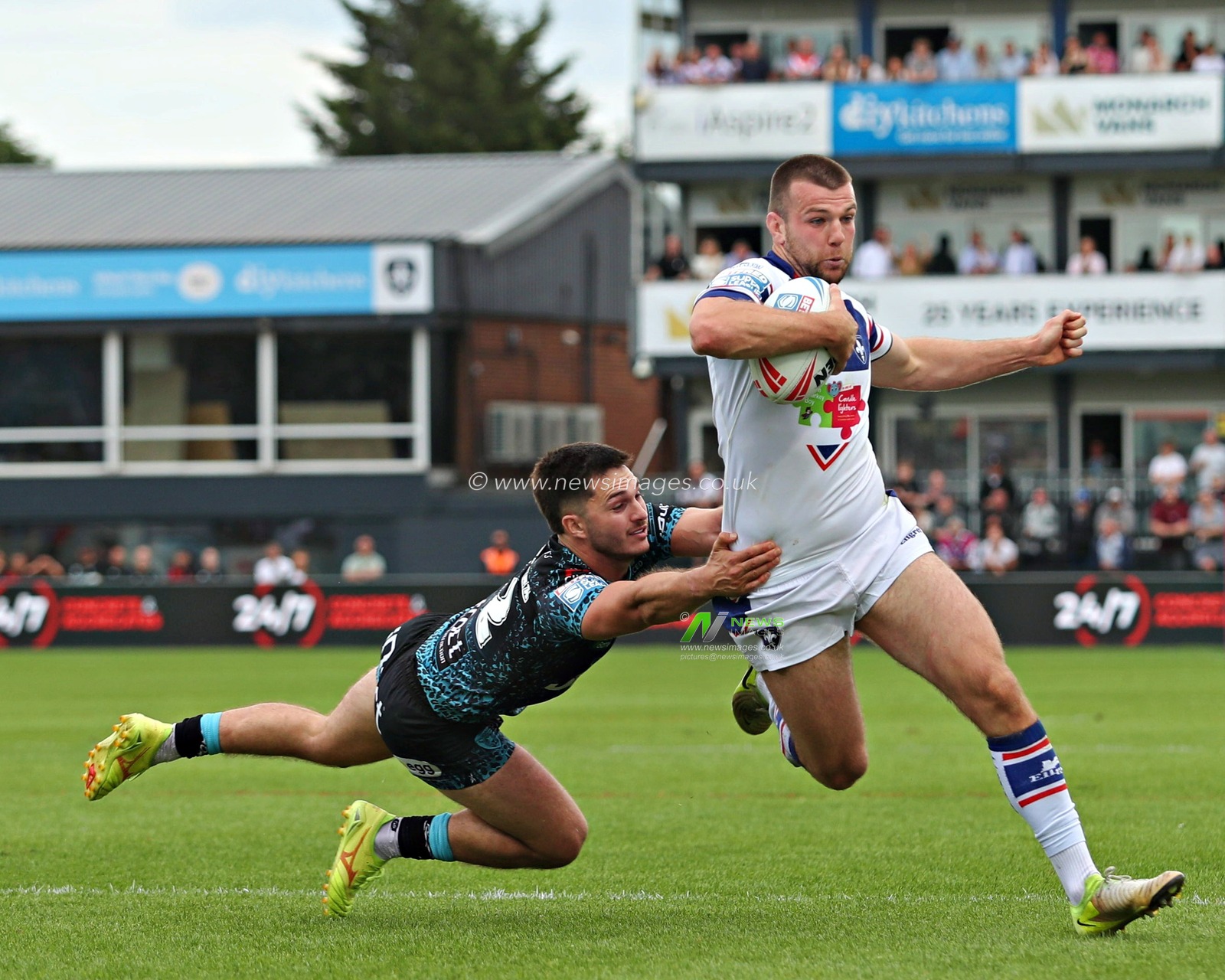 Ben McNamara of Leigh Leopards tackles Max Jowitt of Wakefield Trinity during the Betfred Super League Round 14 match Wakefield Trinity vs Leigh Leopards at DIY Kitchens Stadium, Wakefield, United Kingdom, 15th June 2025

(Photo by Sam Eaden/News Images)
