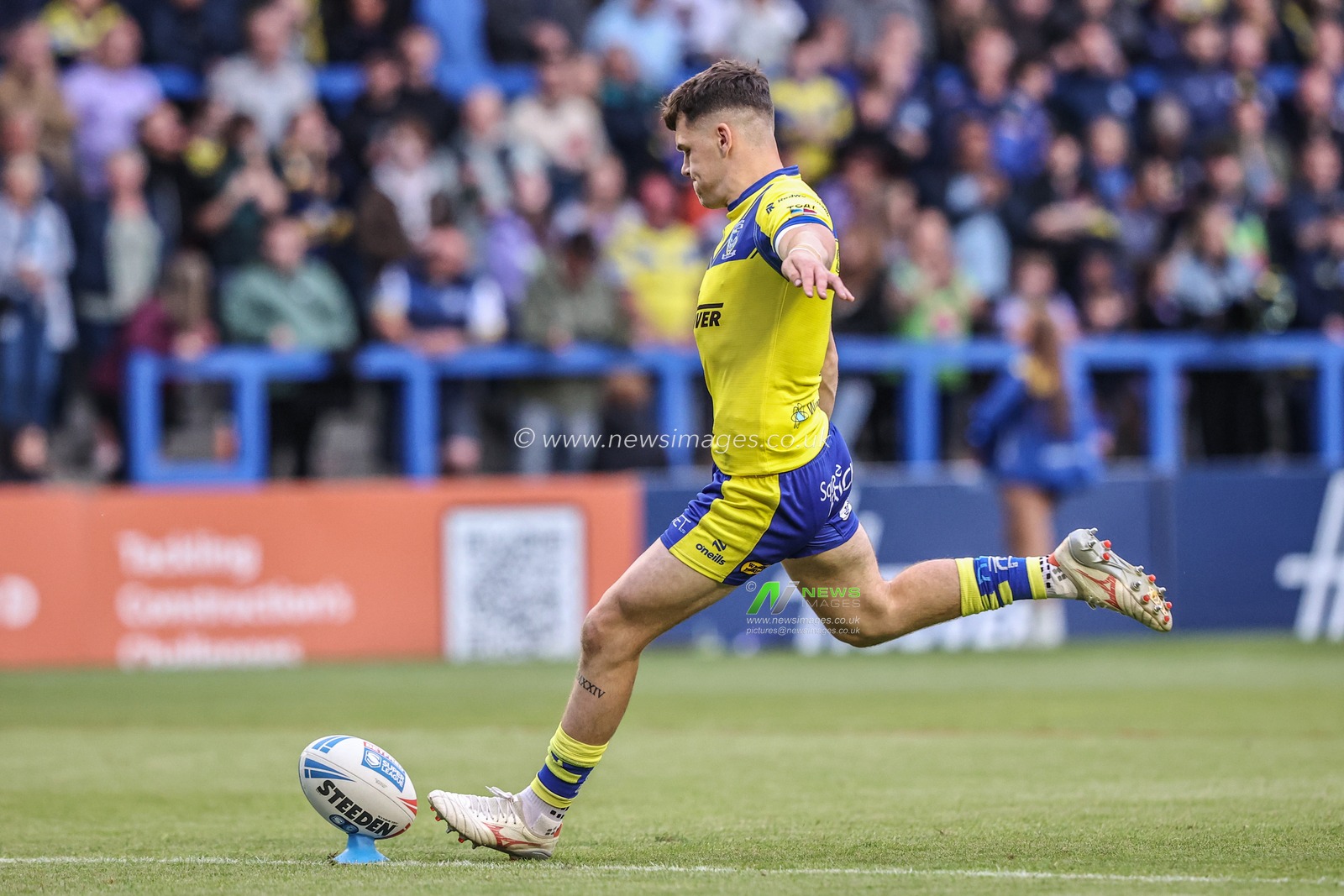 Josh Thewlis of Warrington Wolves converts for a goal during the Betfred Super League Round 12 match Warrington Wolves vs Hull KR at Halliwell Jones Stadium, Warrington, United Kingdom, 23rd May 2025

(Photo by Alfie Cosgrove/News Images)