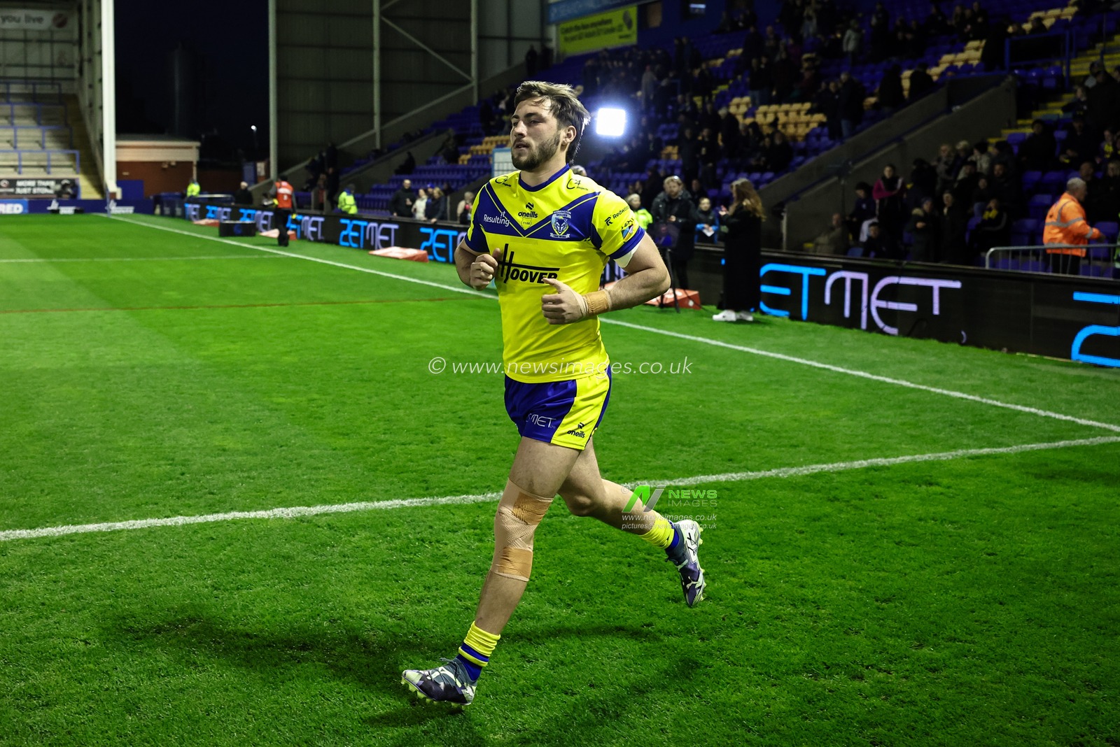 Adam Holroyd of Warrington Wolves in the pre-game warm up during the Betfred Super League Round 6 match Warrington Wolves vs Leeds Rhinos at Halliwell Jones Stadium, Warrington, United Kingdom, 28th March 2025

(Photo by Mark Cosgrove/News Images)