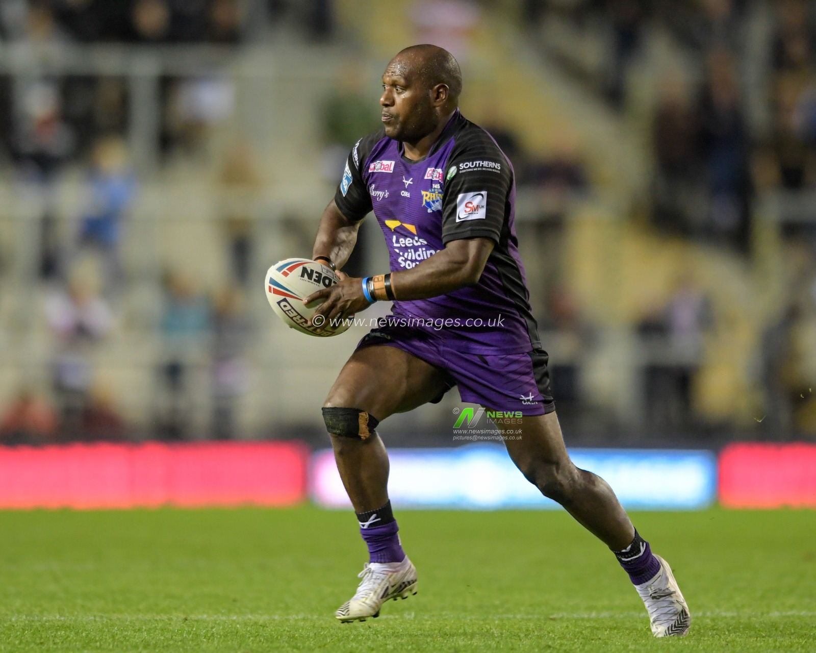 Robert Lui (6) of Leeds Rhinos runs with the ball
