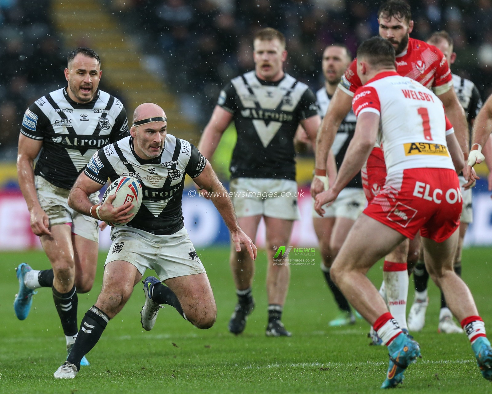 Danny Houghton (9) of Hull FC runs at Jack Welsby (1) of St Helens