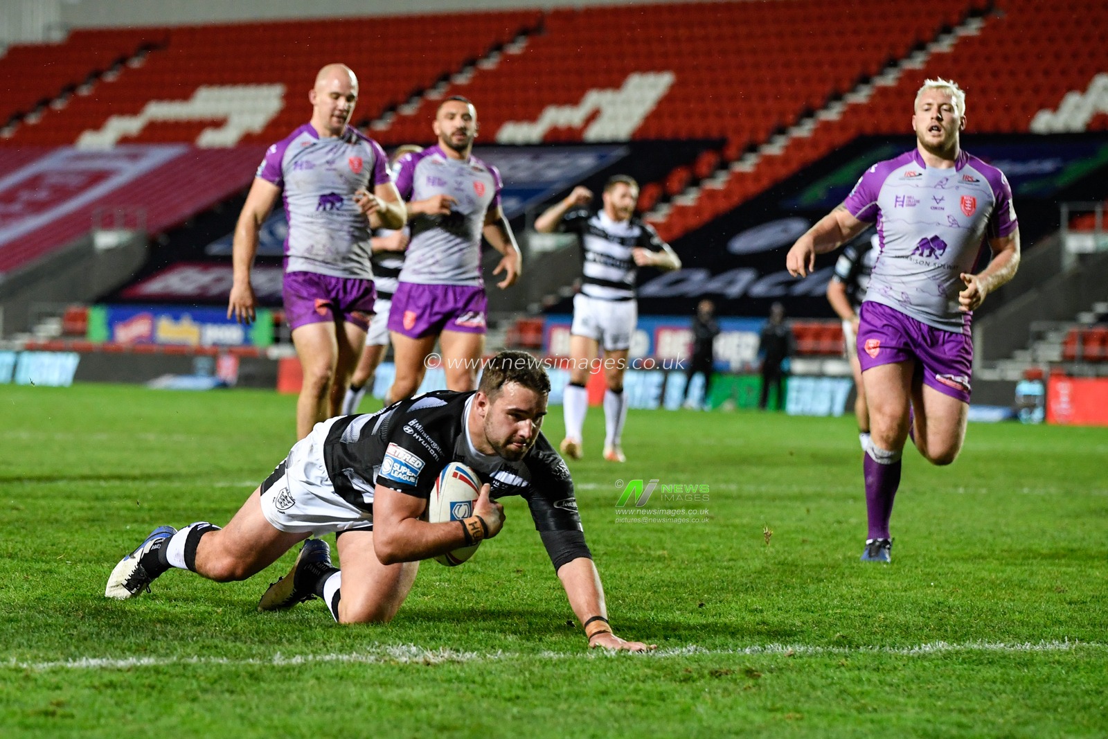 TRY Josh Bowden (22) of Hull FC goes over for a try to make it 0 - 4