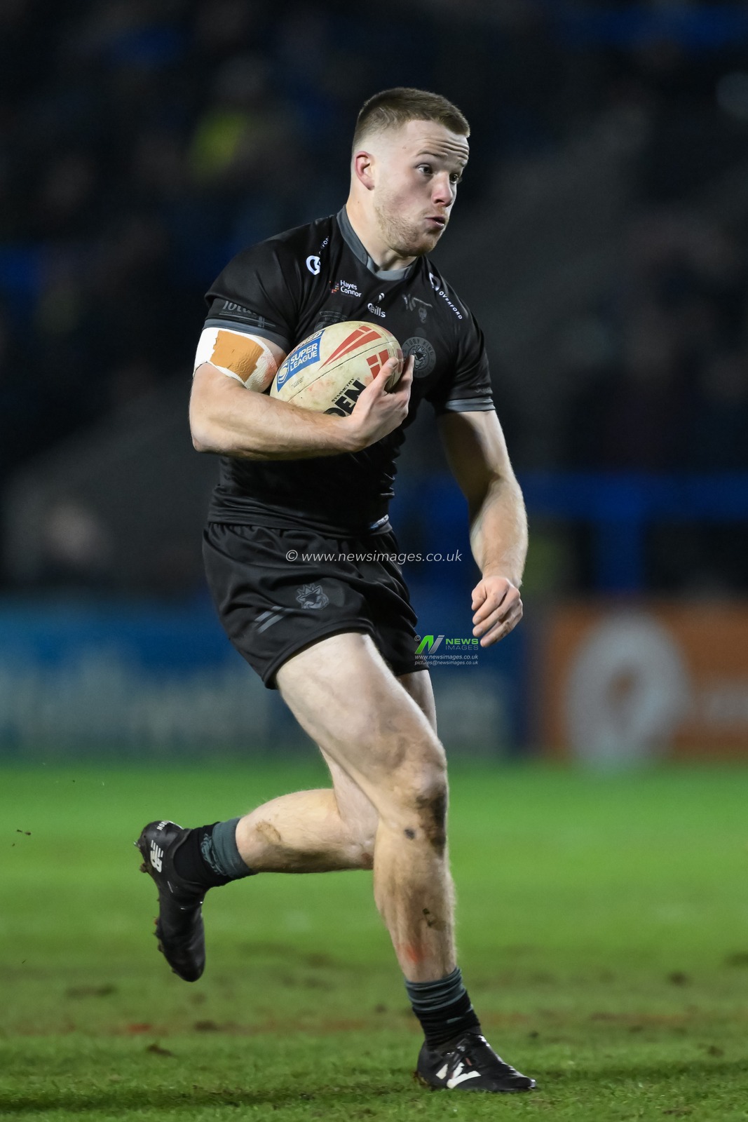 Luke Thomas of Warrington Wolves makes a break during the Toby King's Testimonial match Warrington Wolves vs Leigh Leopards at Halliwell Jones Stadium, Warrington, United Kingdom, 1st February 2025

(Photo by Craig Thomas/News Images)