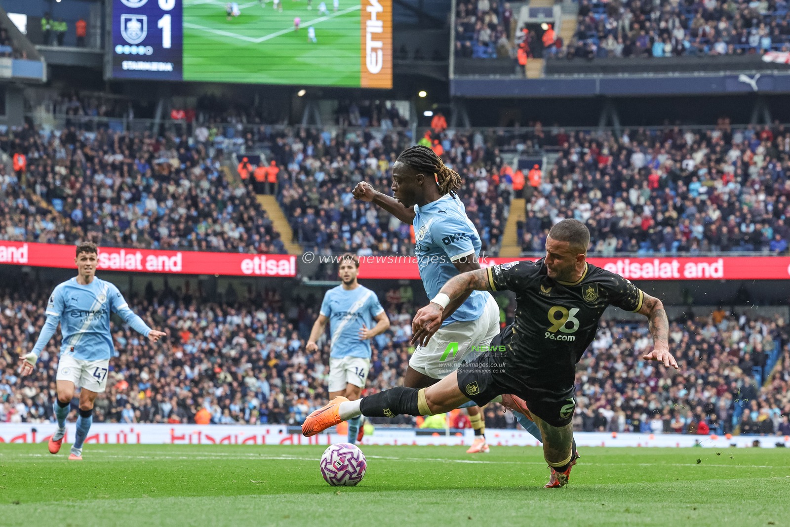 Kyle Walker of Burnley catches Jeremy Doku of Manchester City in the box, no foul during the Premier League match Manchester City vs Burnley at Etihad Stadium, Manchester, United Kingdom, 27th September 2025

(Photo by Mark Cosgrove/News Images)