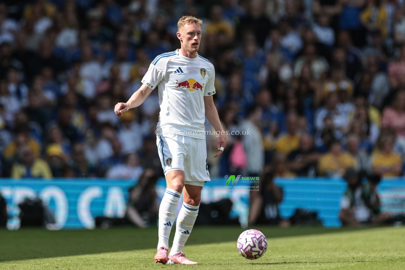 Sean Longstaff of Leeds United with the ball during the Pre-season friendly match Leeds United vs Villarreal at Elland Road, Leeds, United Kingdom, 2nd August 2025

(Photo by Mark Cosgrove/News Images)