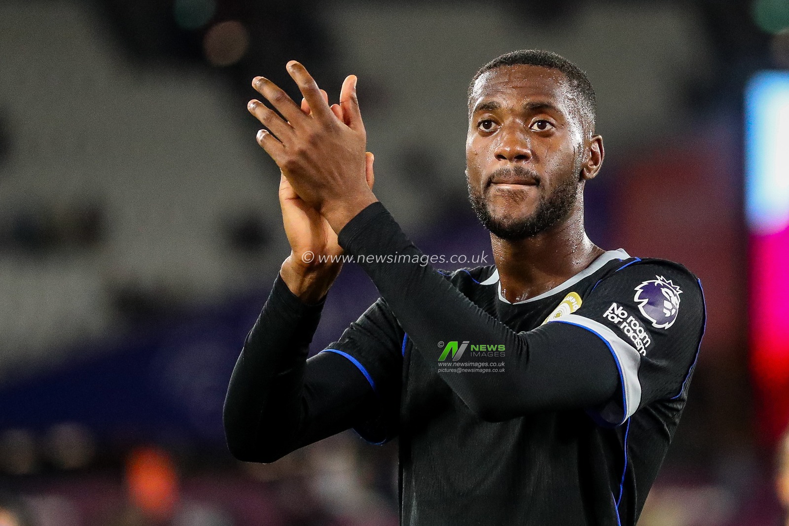 Tosin Adarabioyo of Chelsea acknowledges the fans after the teams victory following the Premier League match West Ham United vs Chelsea at London Stadium, London, United Kingdom, 22nd August 2025

(Photo by Izzy Poles/News Images)