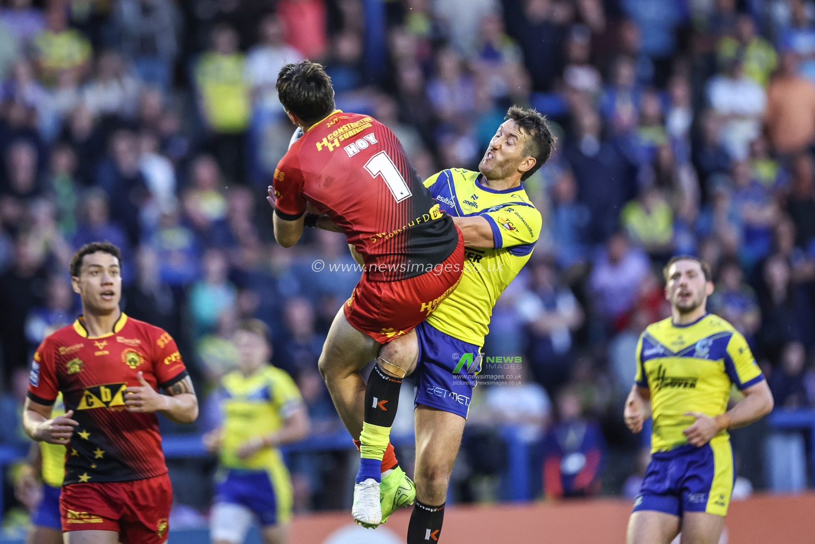 Tex Hoy of Castleford Tigers and Stefan Ratchford of Warrington Wolves battle for the ball during the Betfred Super League Round 13 match Warrington Wolves vs Castleford Tigers at Halliwell Jones Stadium, Warrington, United Kingdom, 30th May 2025

(Photo by Mark Cosgrove/News Images)