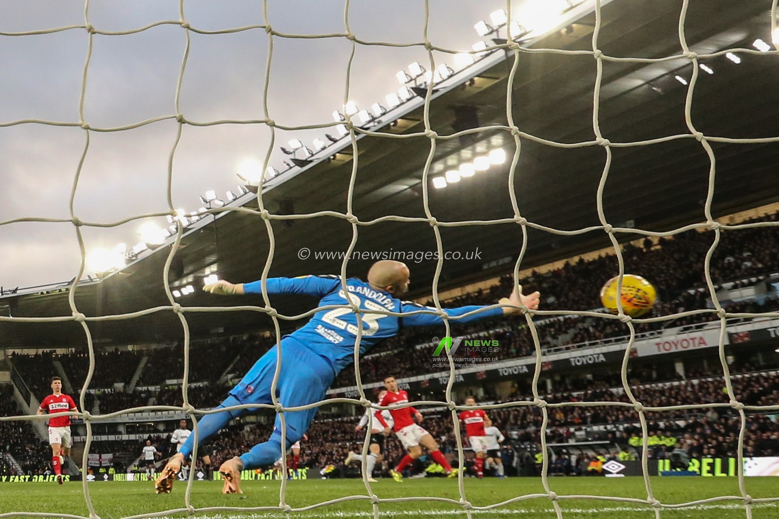 1st January 2019, Pride Park, Derby, England; Sky Bet Championship, Derby County vs Middlesbrough ; Harry Wilson (07) of Derby County scores to make it 1-0

Credit: Mark Cosgrove/News Images 

English Football League images are subject to DataCo Licence