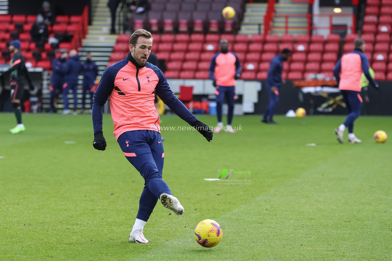 Harry Kane #10 of Tottenham Hotspur during the pre-game warmup