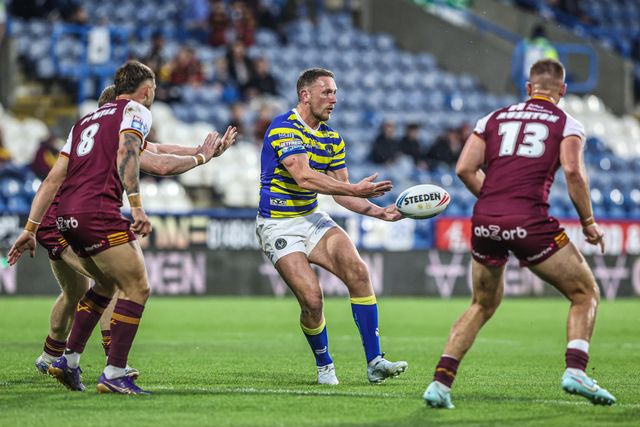 Ben Currie of Warrington Wolves passes the ball during the Betfred Super League round 10 match Huddersfield Giants vs Warrington Wolves at Accu Stadium, Huddersfield, United Kingdom on 02 May 2026

(Photo by Alfie Cosgrove/News Images)