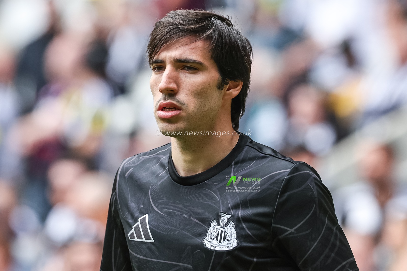 Sandro Tonali of Newcastle United in the pregame warmup session during the Premier League match Newcastle United vs Everton at St. James's Park, Newcastle, United Kingdom, 25th May 2025

(Photo by Mark Cosgrove/News Images)