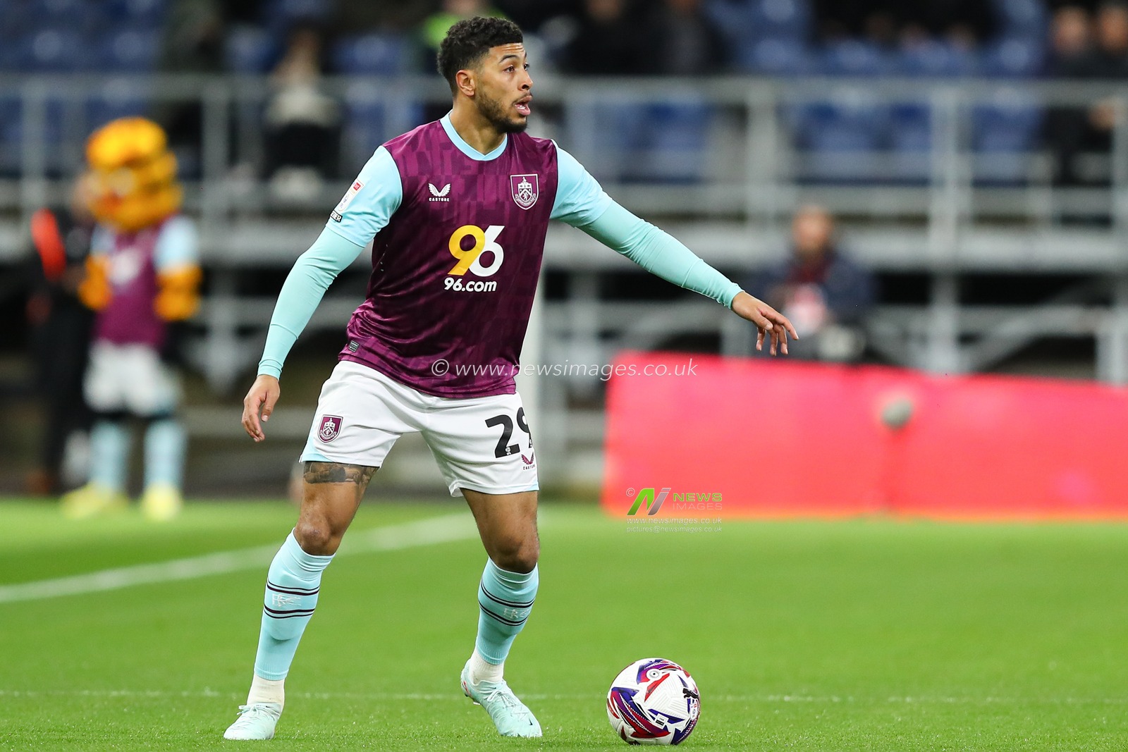 Josh Laurent of Burnley with ball at his feet during the Sky Bet Championship match Burnley vs Sheffield Wednesday at Turf Moor, Burnley, United Kingdom, 21st February 2025

(Photo by Jorge Horsted/News Images)